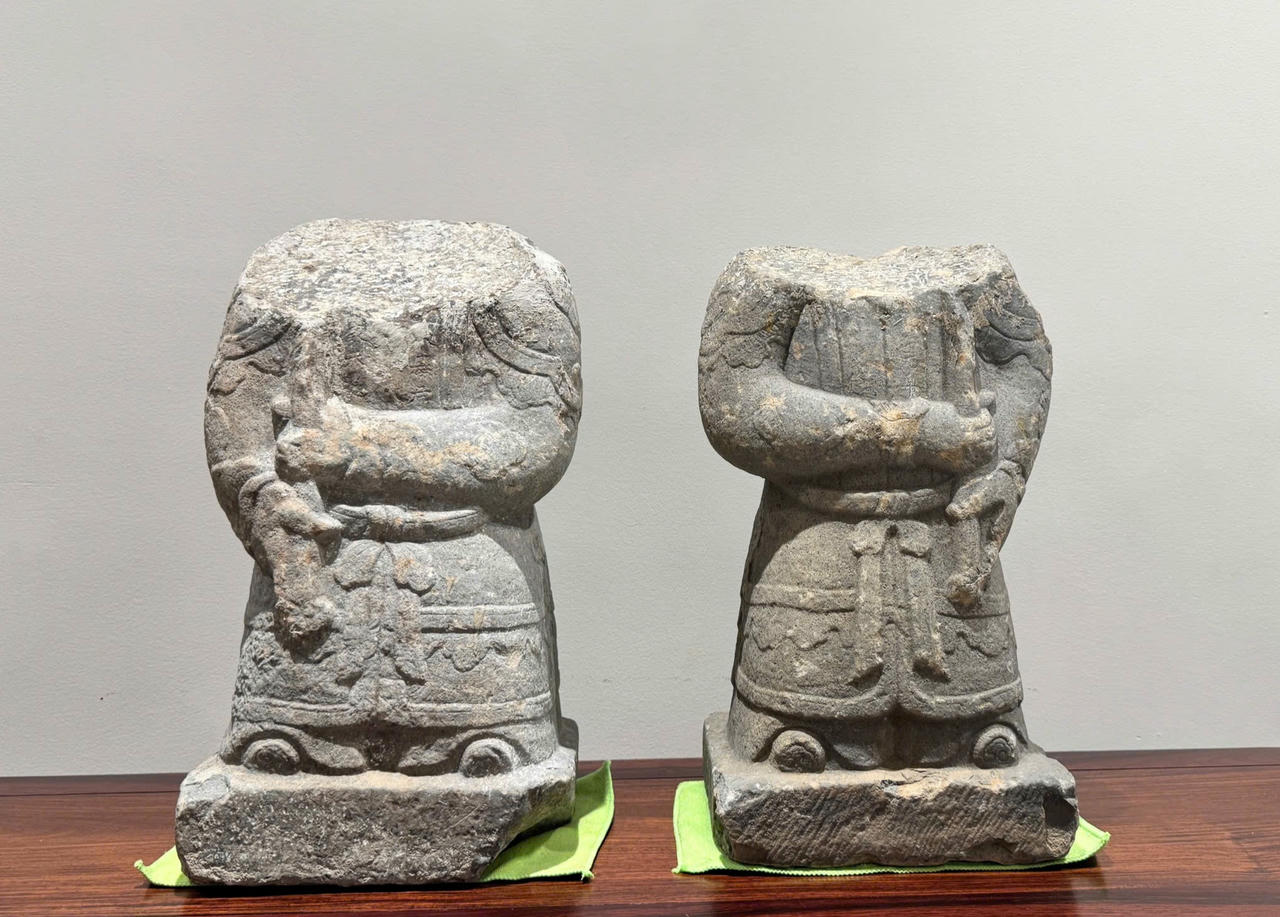 Cặp tượng cổ bị mất tại Đền Thần: Tìm thấy trong tình trạng mất phần đầu - Ảnh 1.