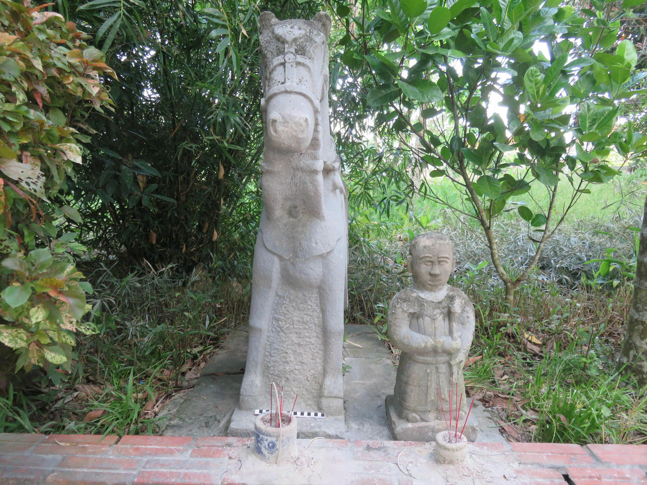 Cặp tượng cổ bị mất tại Đền Thần: Tìm thấy trong tình trạng mất phần đầu - Ảnh 2.