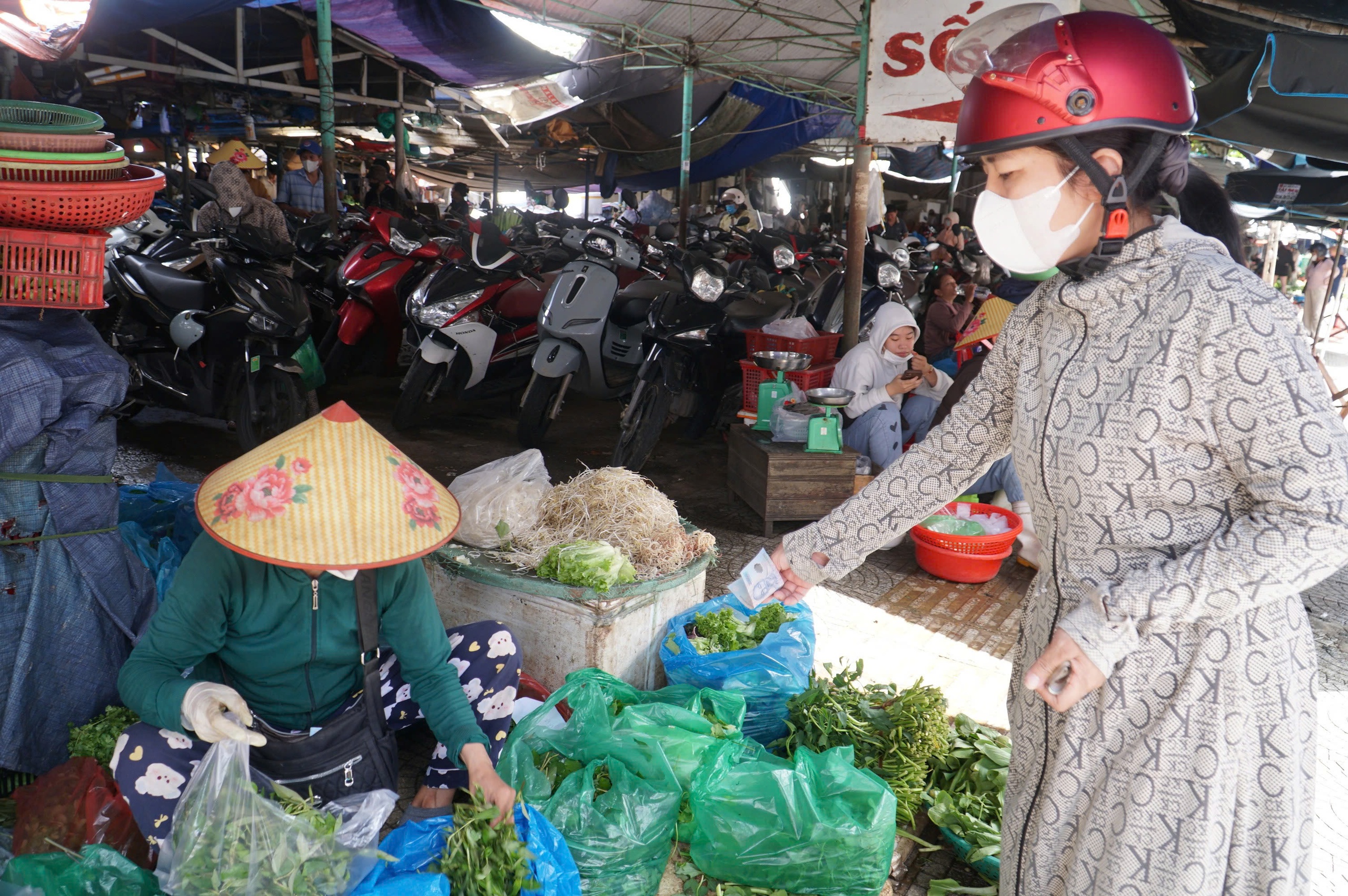 Giá rau xanh tại Đà Nẵng tăng gấp 2 - 3 lần sau mưa lũ , nguồn cung khan hiếm - Ảnh 4.