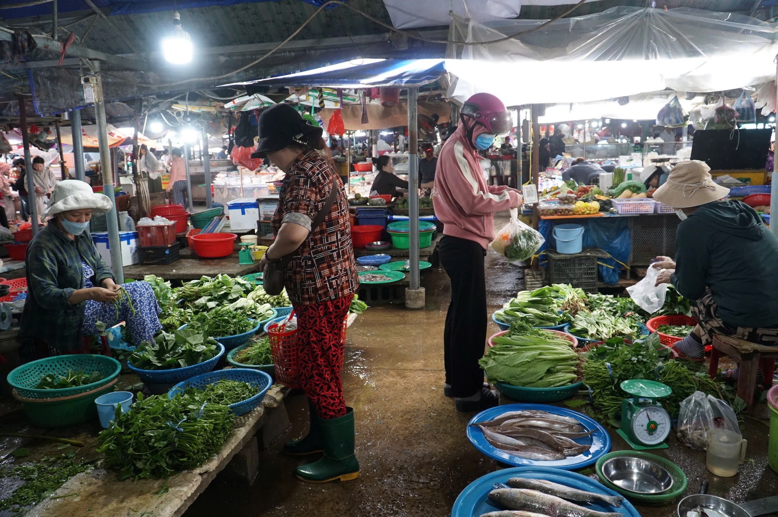 Giá rau xanh tại Đà Nẵng tăng gấp 2 - 3 lần sau mưa lũ , nguồn cung khan hiếm - Ảnh 1.