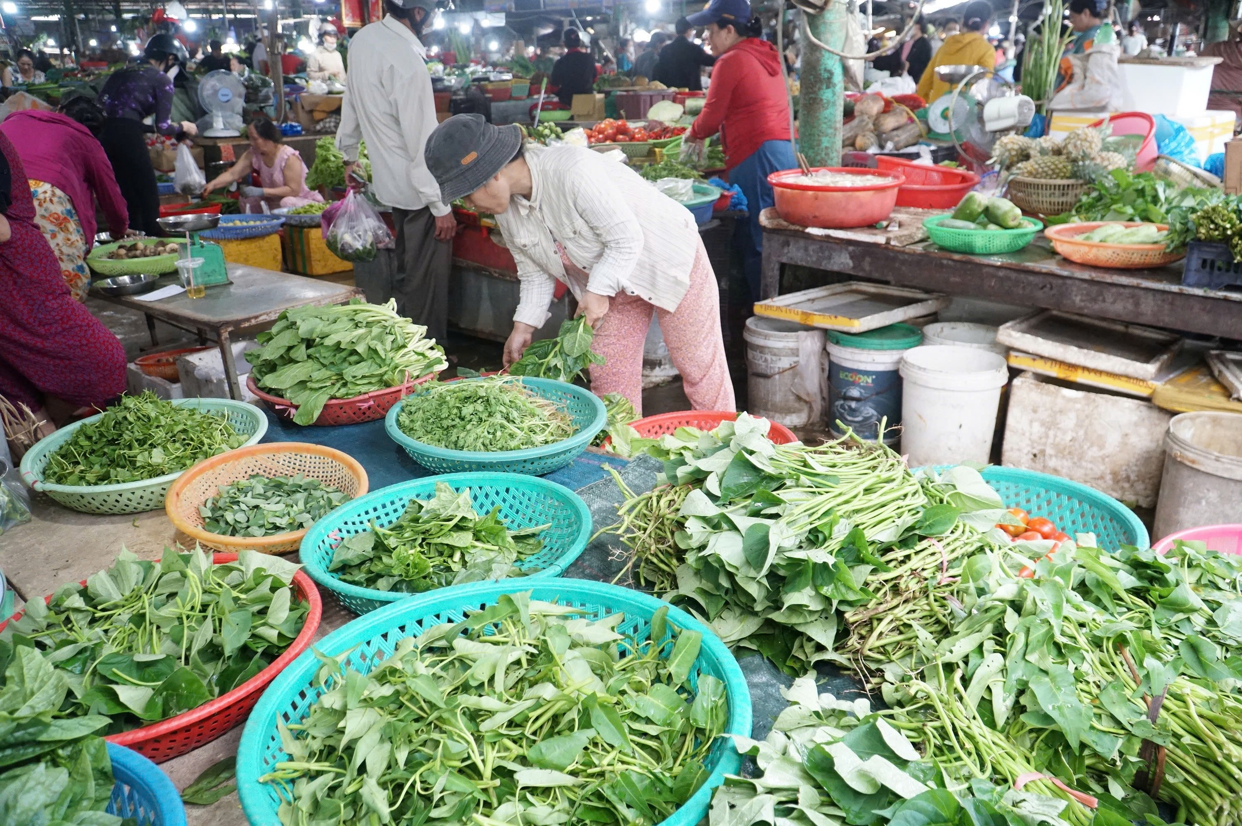 Giá rau xanh tại Đà Nẵng tăng gấp 2 - 3 lần sau mưa lũ , nguồn cung khan hiếm - Ảnh 2.