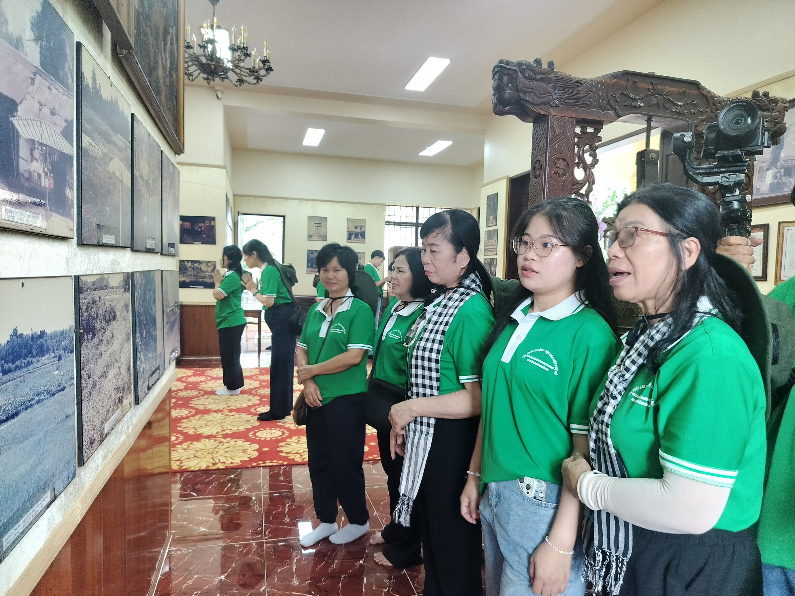 Sinh viên Lào, Campuchia cùng gia đình Việt dâng hương tưởng nhớ Anh hùng liệt sĩ Võ Thị Sáu - Ảnh 4.