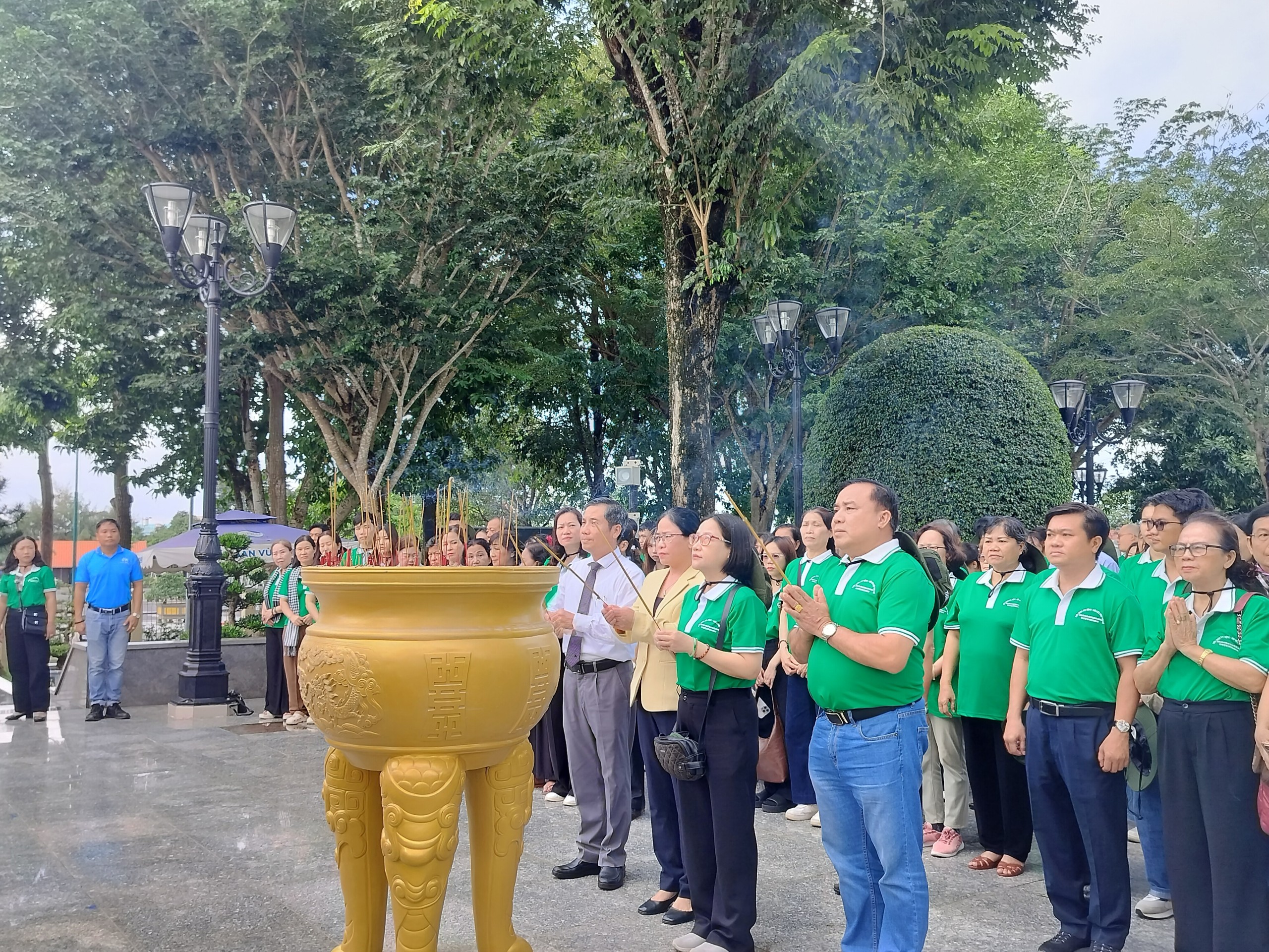Sinh viên Lào, Campuchia cùng gia đình Việt dâng hương tưởng nhớ Anh hùng liệt sĩ Võ Thị Sáu - Ảnh 1.