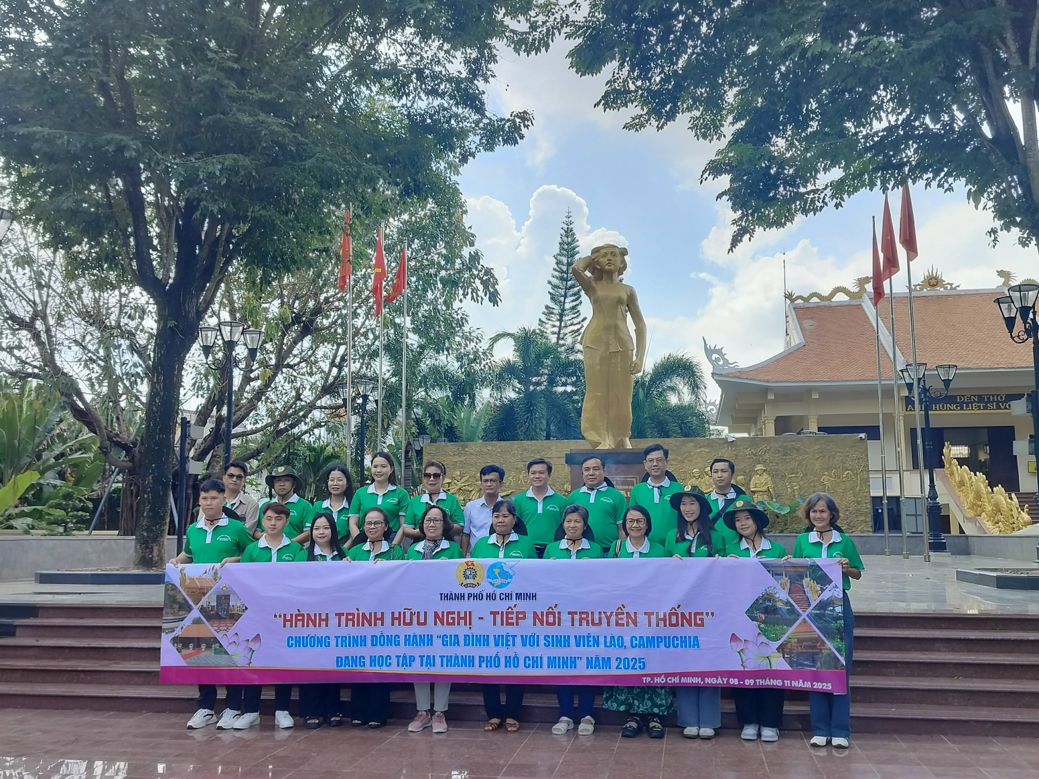 Sinh viên Lào, Campuchia cùng gia đình Việt dâng hương tưởng nhớ Anh hùng liệt sĩ Võ Thị Sáu - Ảnh 3.