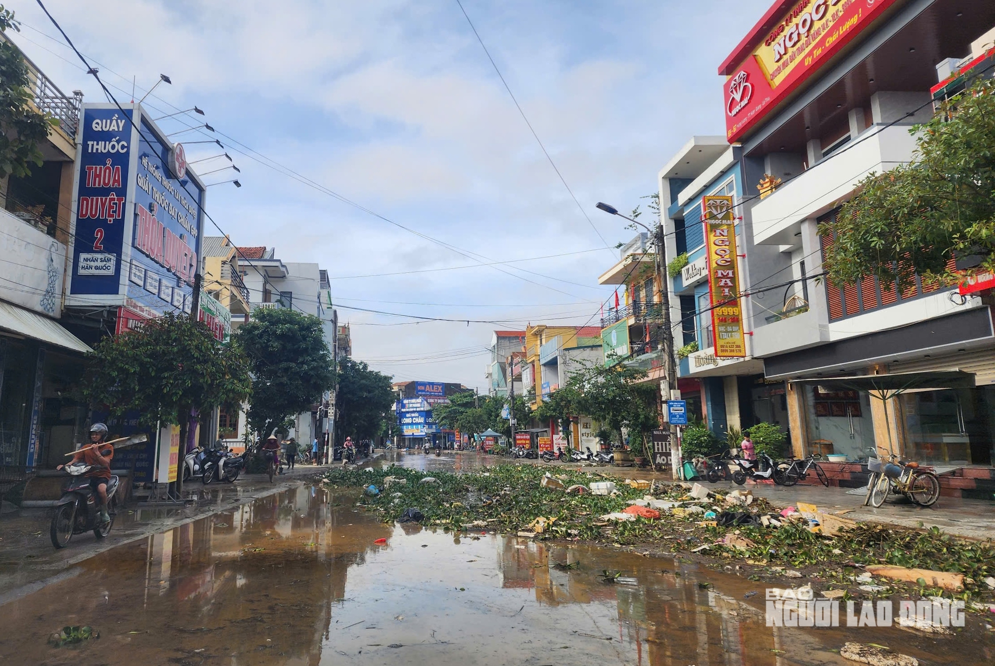 VIDEO: Cảnh bùn rác phủ kín làng quê sau lũ ở Quảng Trị - Ảnh 1.
