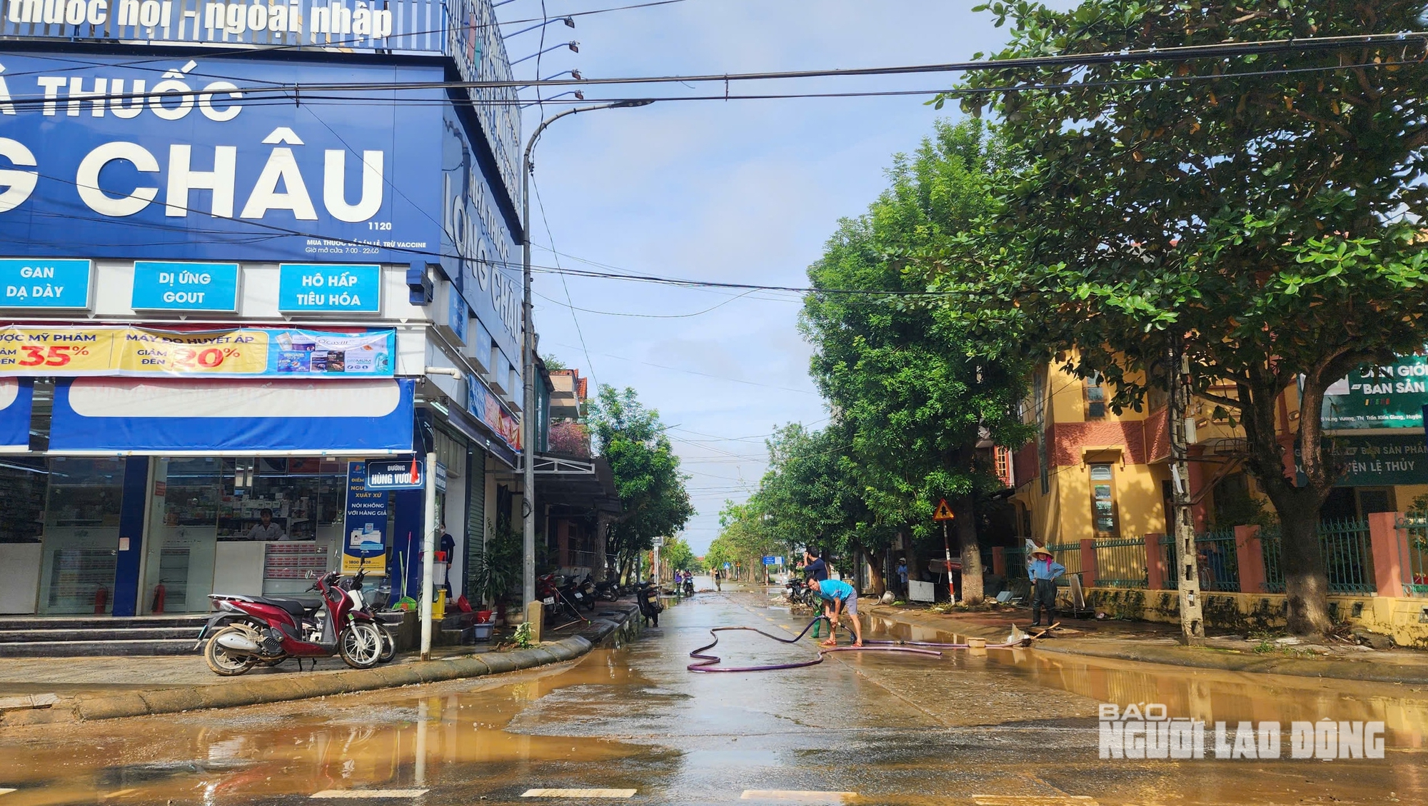 VIDEO: Cảnh bùn rác phủ kín làng quê sau lũ ở Quảng Trị - Ảnh 5.