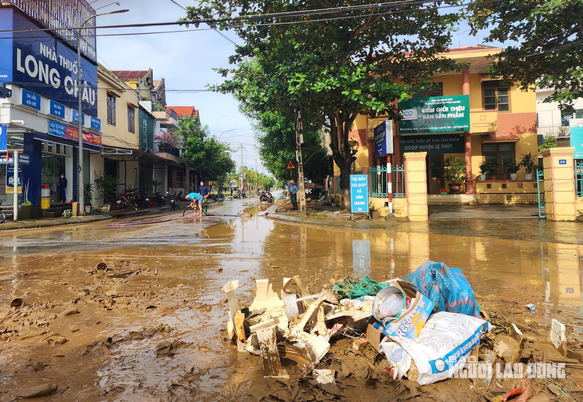 VIDEO: Cảnh bùn rác phủ kín làng quê sau lũ ở Quảng Trị - Ảnh 6.