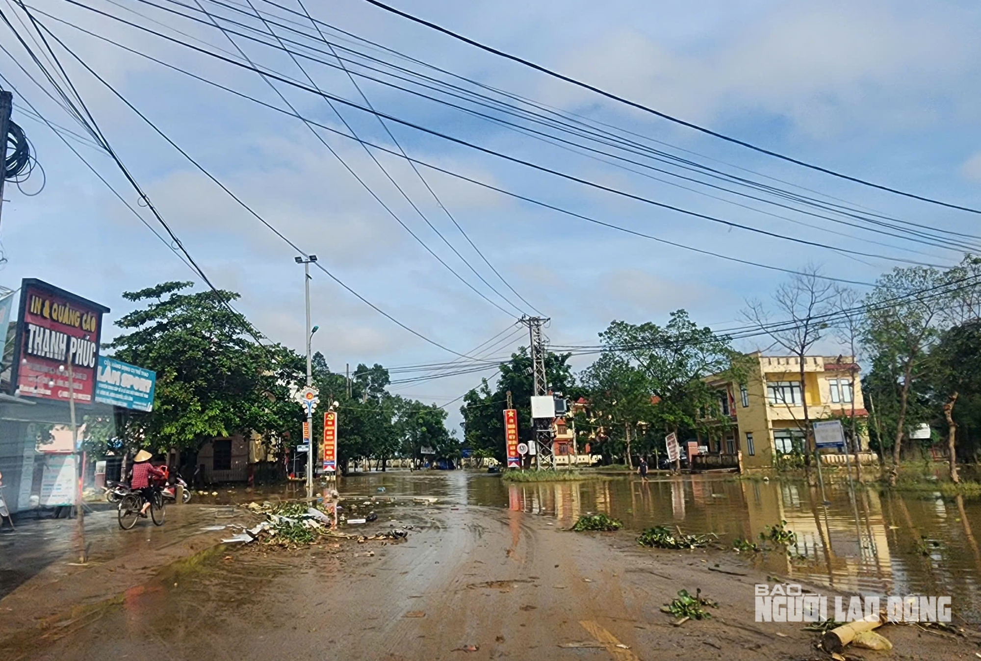 VIDEO: Cảnh bùn rác phủ kín làng quê sau lũ ở Quảng Trị - Ảnh 8.