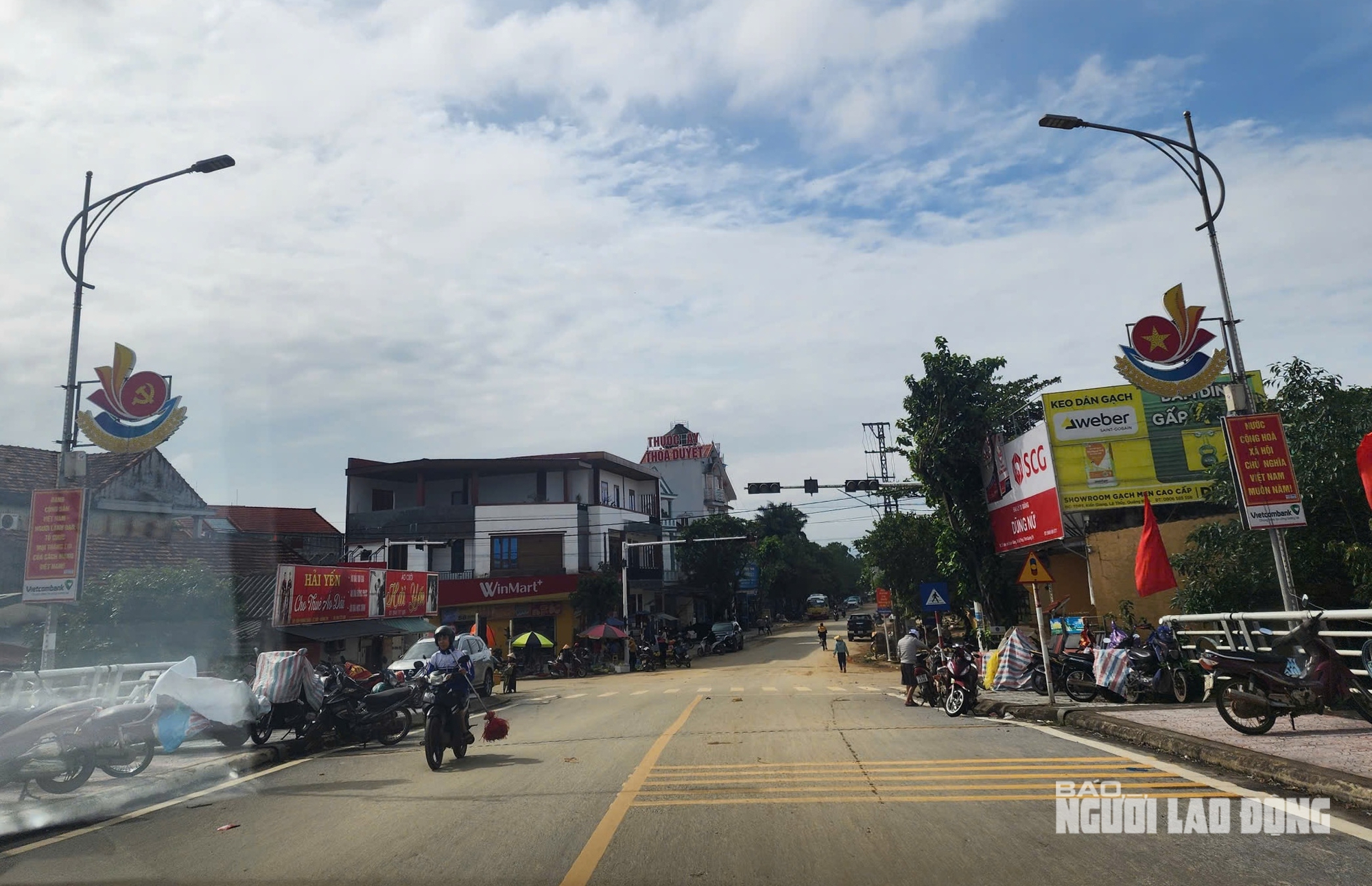 VIDEO: Cảnh bùn rác phủ kín làng quê sau lũ ở Quảng Trị - Ảnh 10.