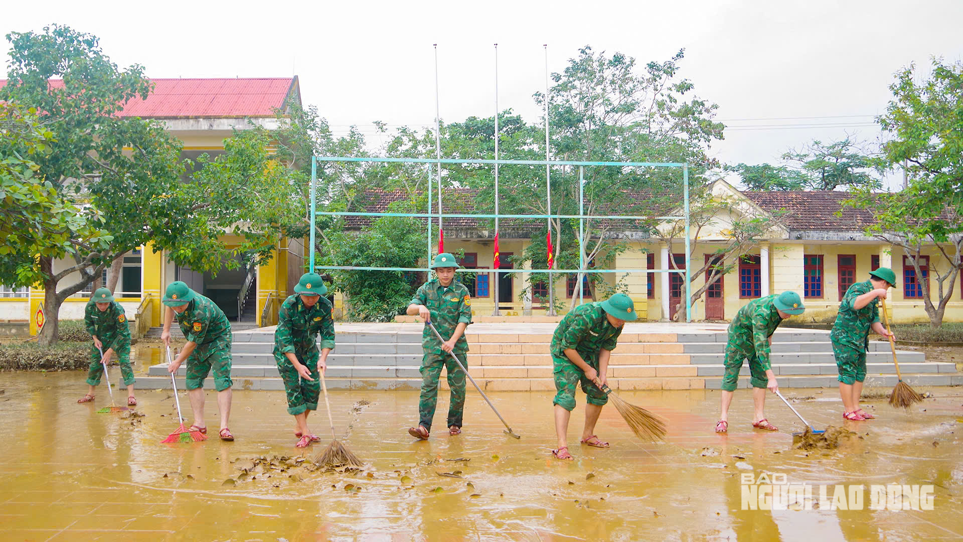 VIDEO: Cảnh bùn rác phủ kín làng quê sau lũ ở Quảng Trị - Ảnh 11.