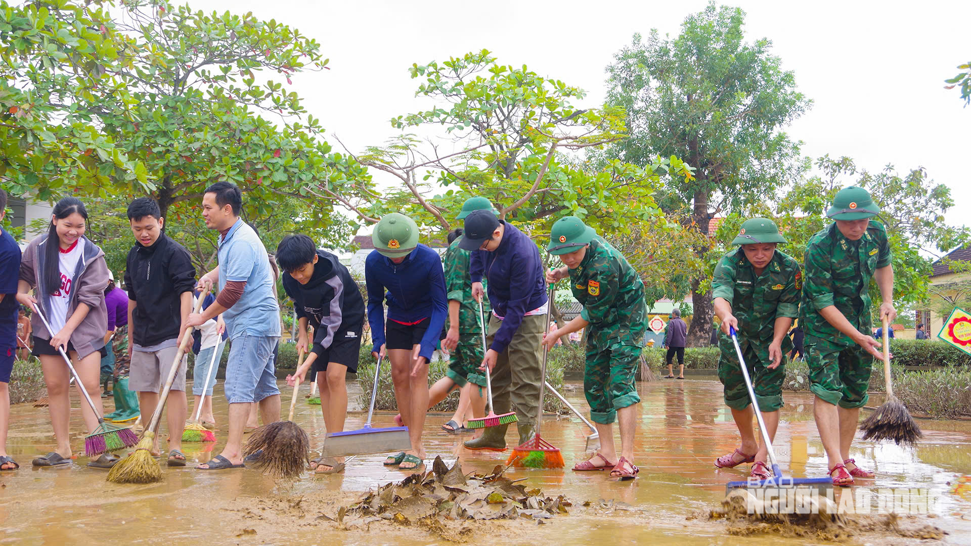 VIDEO: Cảnh bùn rác phủ kín làng quê sau lũ ở Quảng Trị - Ảnh 12.