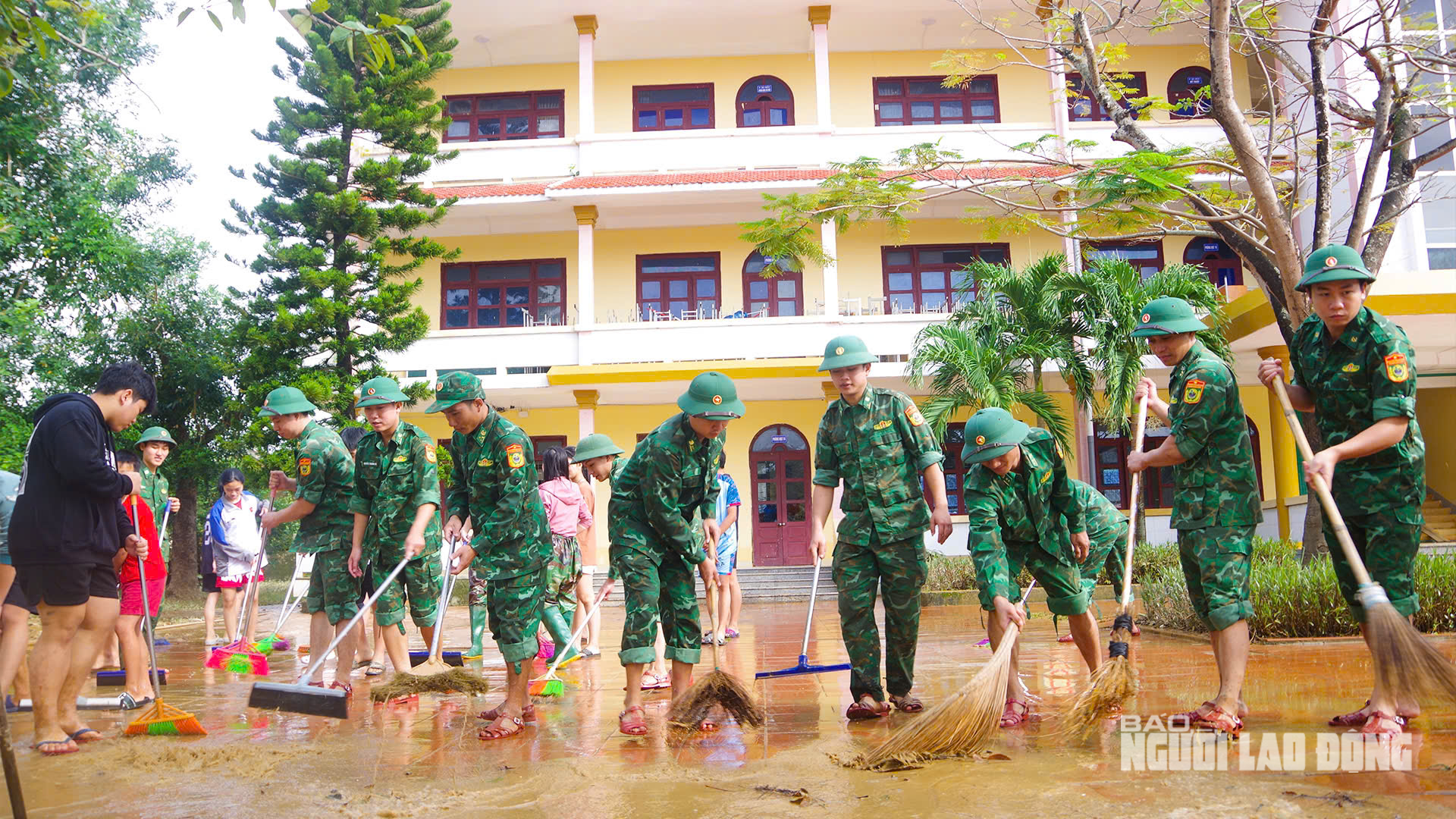 VIDEO: Cảnh bùn rác phủ kín làng quê sau lũ ở Quảng Trị - Ảnh 13.