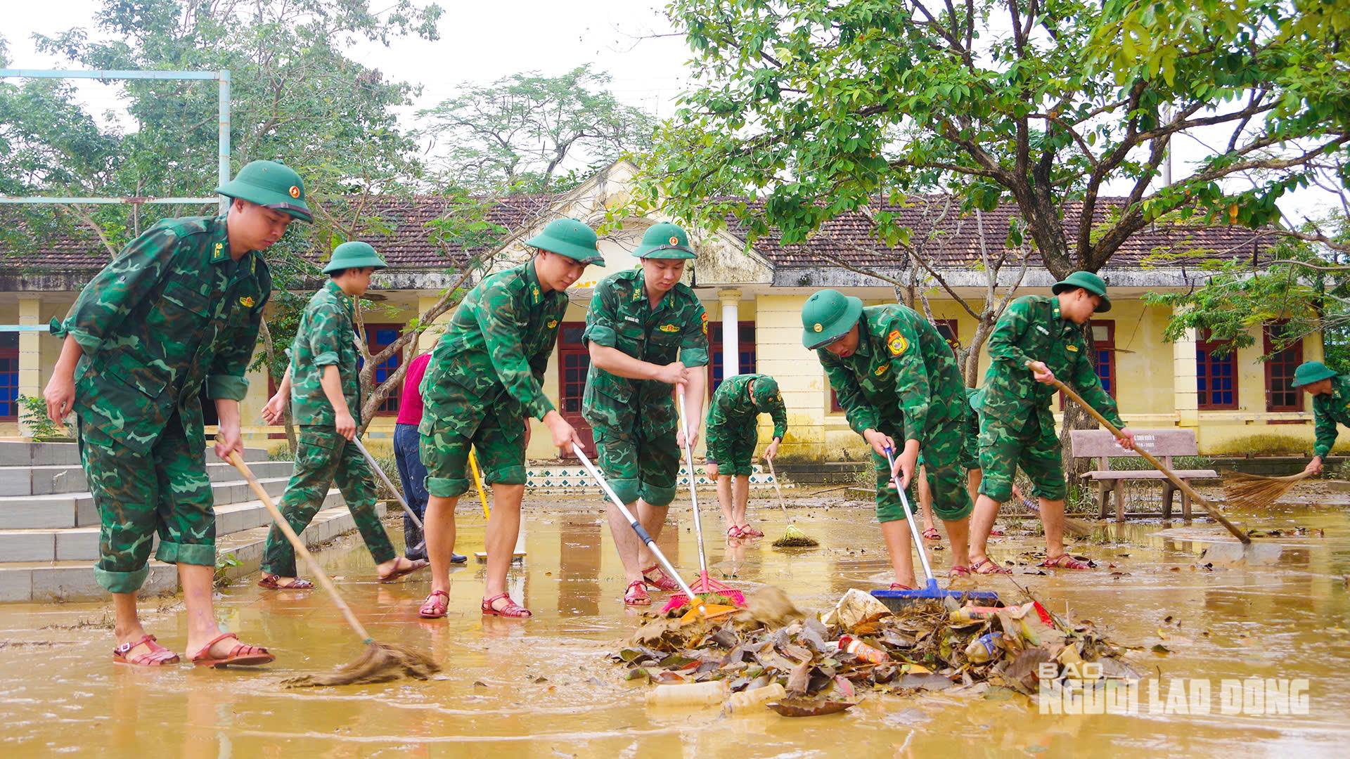 VIDEO: Cảnh bùn rác phủ kín làng quê sau lũ ở Quảng Trị - Ảnh 14.