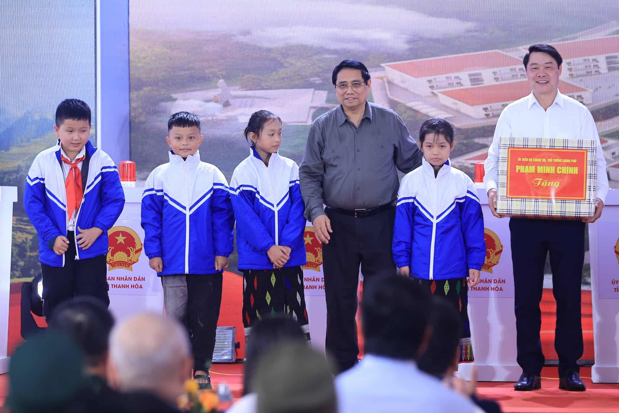 Thủ tướng: Coi xây dựng trường học biên giới như là một chiến dịch "Quang Trung thần tốc" - Ảnh 5.