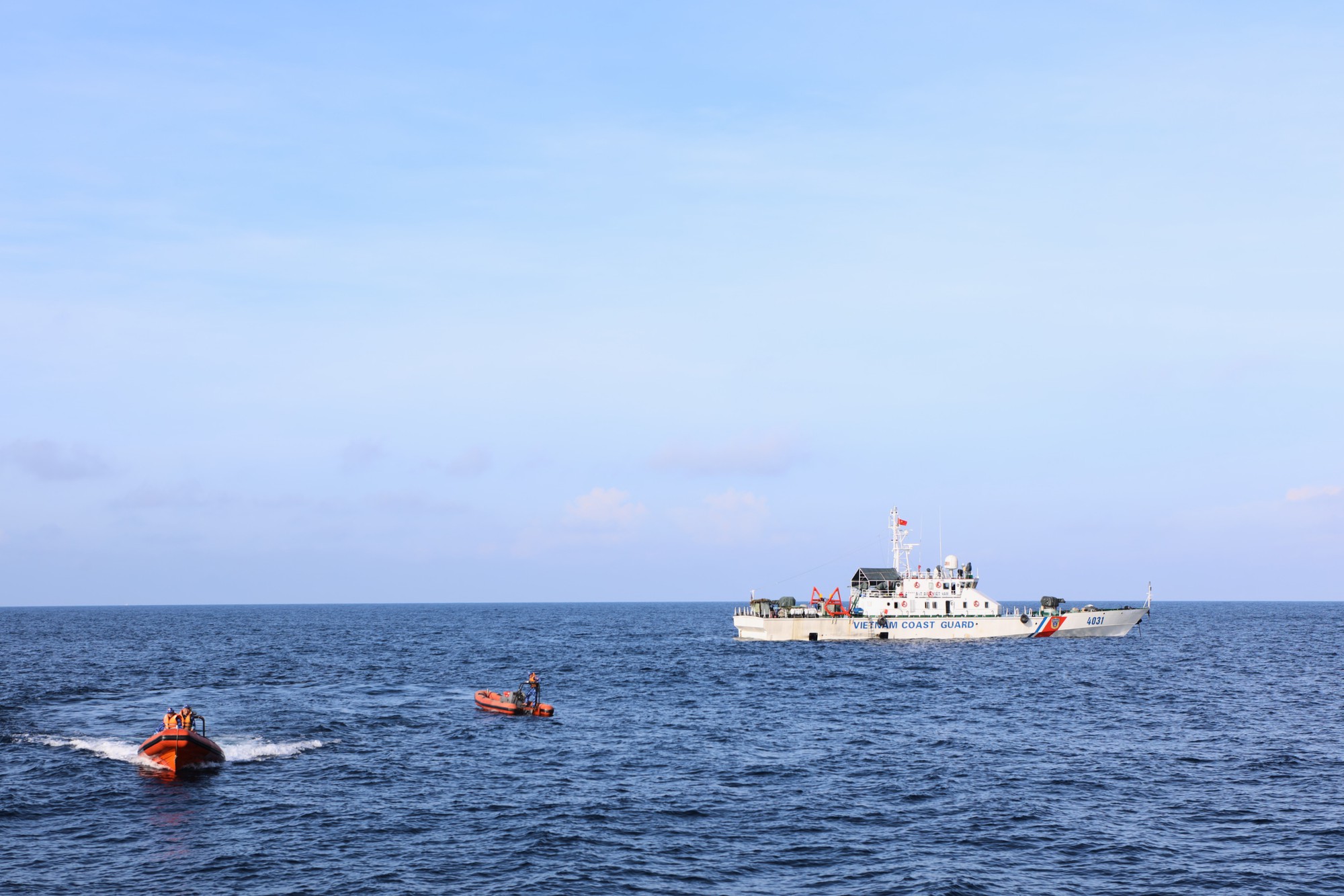 Chính ủy Vùng Cảnh sát biển 3 trực tiếp ra vùng biển giáp ranh kiểm tra công tác phòng chống IUU - Ảnh 1.