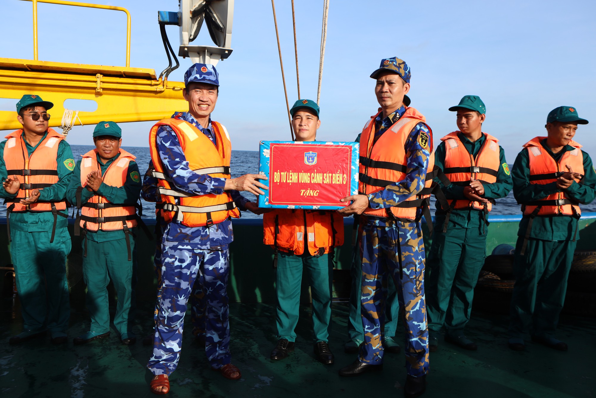 Chính ủy Vùng Cảnh sát biển 3 trực tiếp ra vùng biển giáp ranh kiểm tra công tác phòng chống IUU - Ảnh 2.