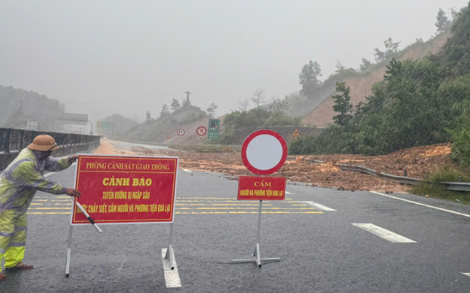 Tai nạn giữa hai xe tải trên cao tốc La Sơn - hòa Liên gây ách tắc nghiêm trọng - Ảnh 2.