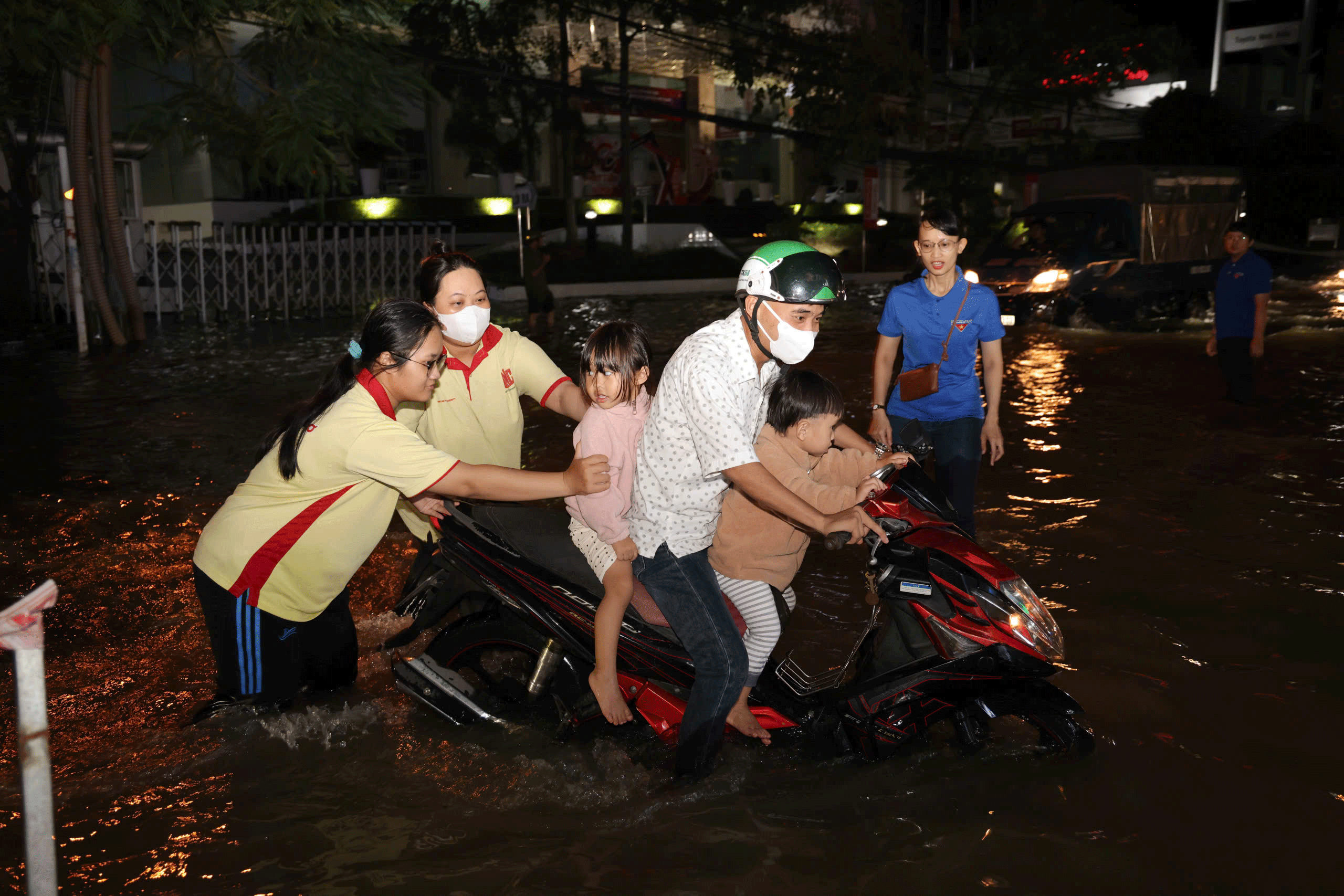 Khẩn trương ứng phó mưa lũ, triều cường - Ảnh 3.