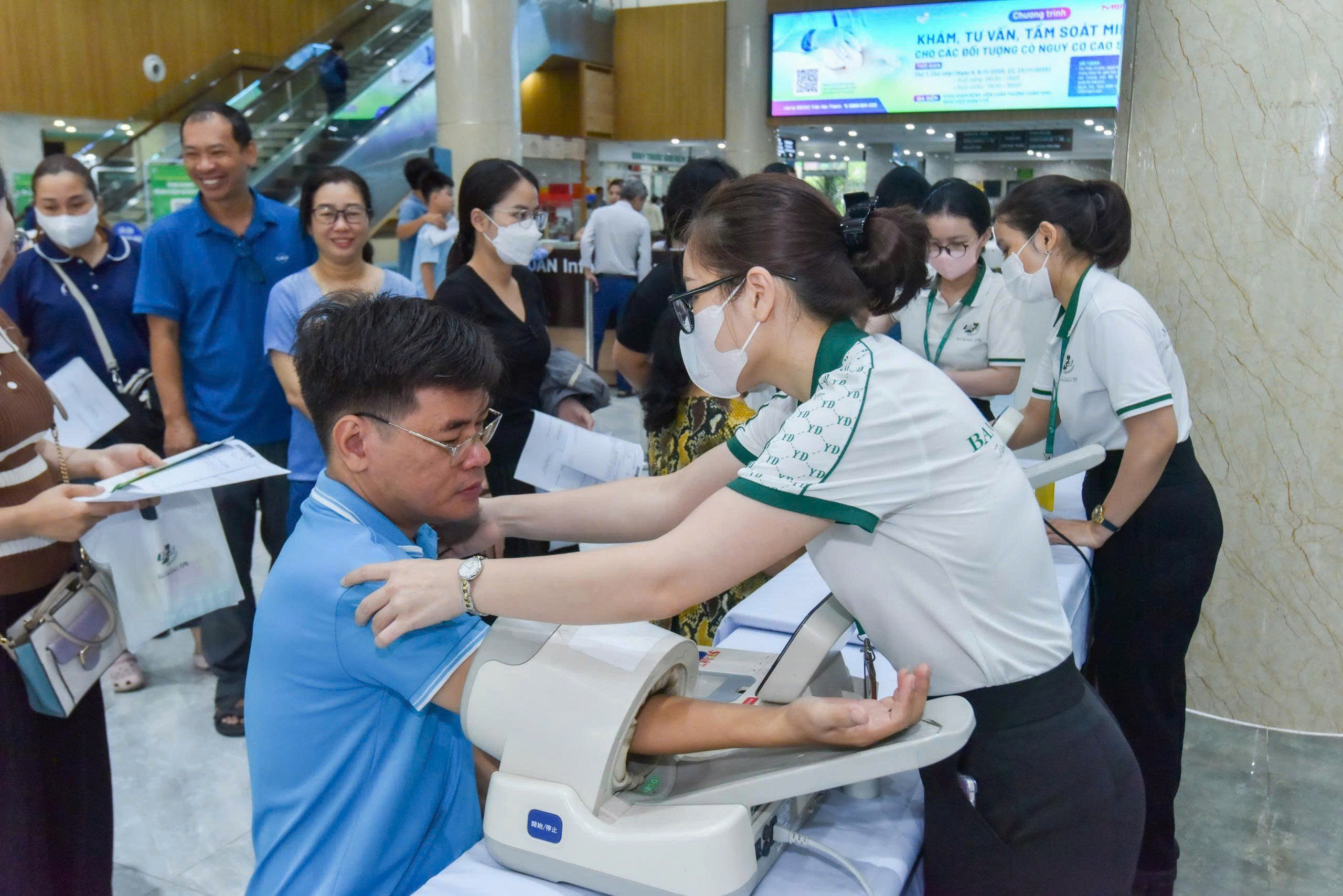 Bệnh viện tri ân nhà giáo khám tầm soát miễn phí tuyến giáp cho hơn 600 giáo viên - Ảnh 3.