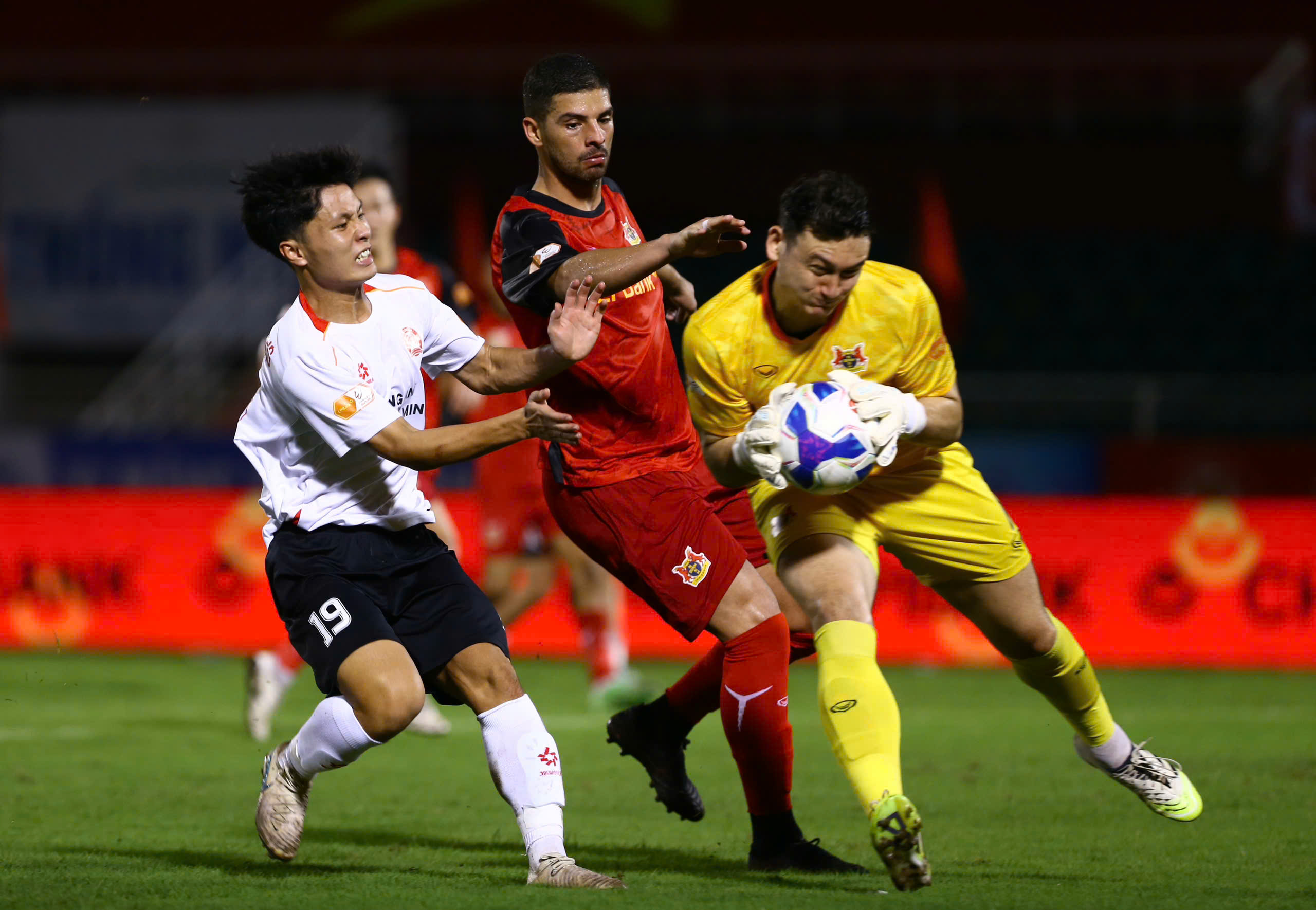 Kịch tính trên sân Thống Nhất, CLB Công an TP HCM suýt thắng Ninh Bình  - Ảnh 4.