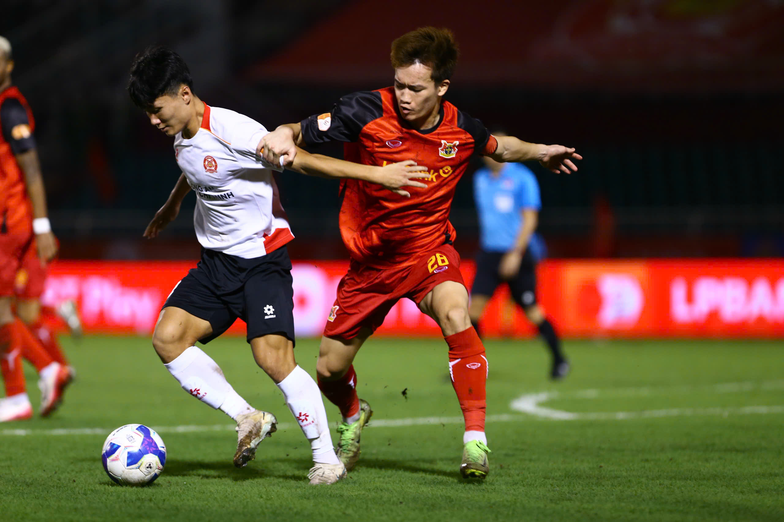 Kịch tính trên sân Thống Nhất, CLB Công an TP HCM suýt thắng Ninh Bình  - Ảnh 2.