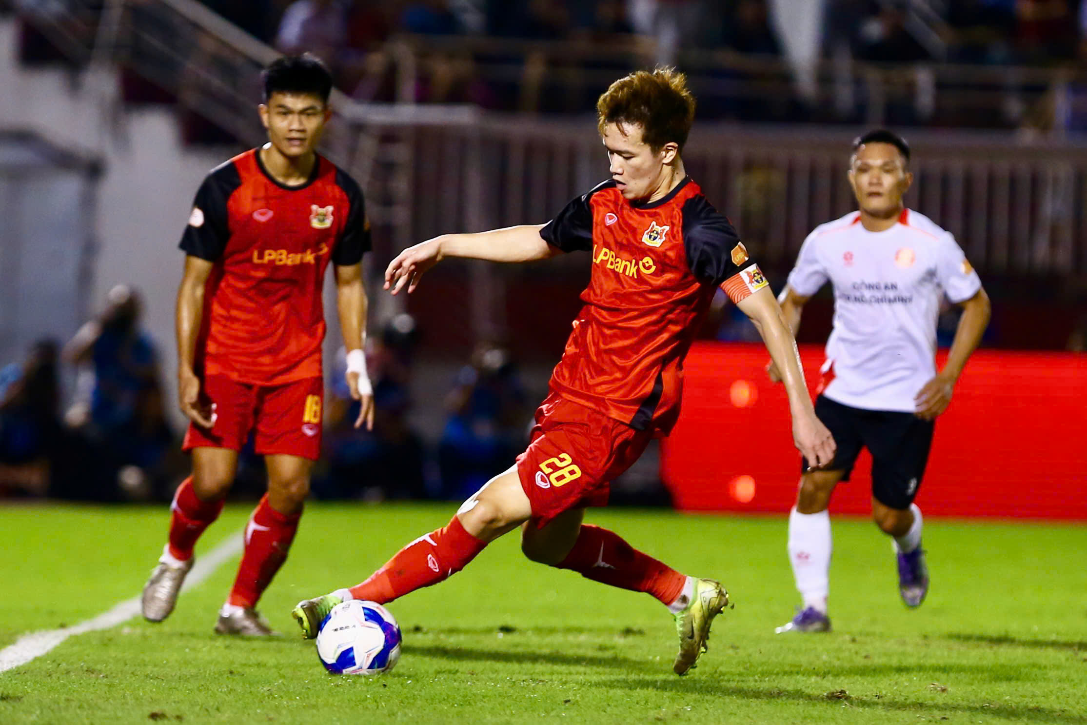 Kịch tính trên sân Thống Nhất, CLB Công an TP HCM suýt thắng Ninh Bình  - Ảnh 3.