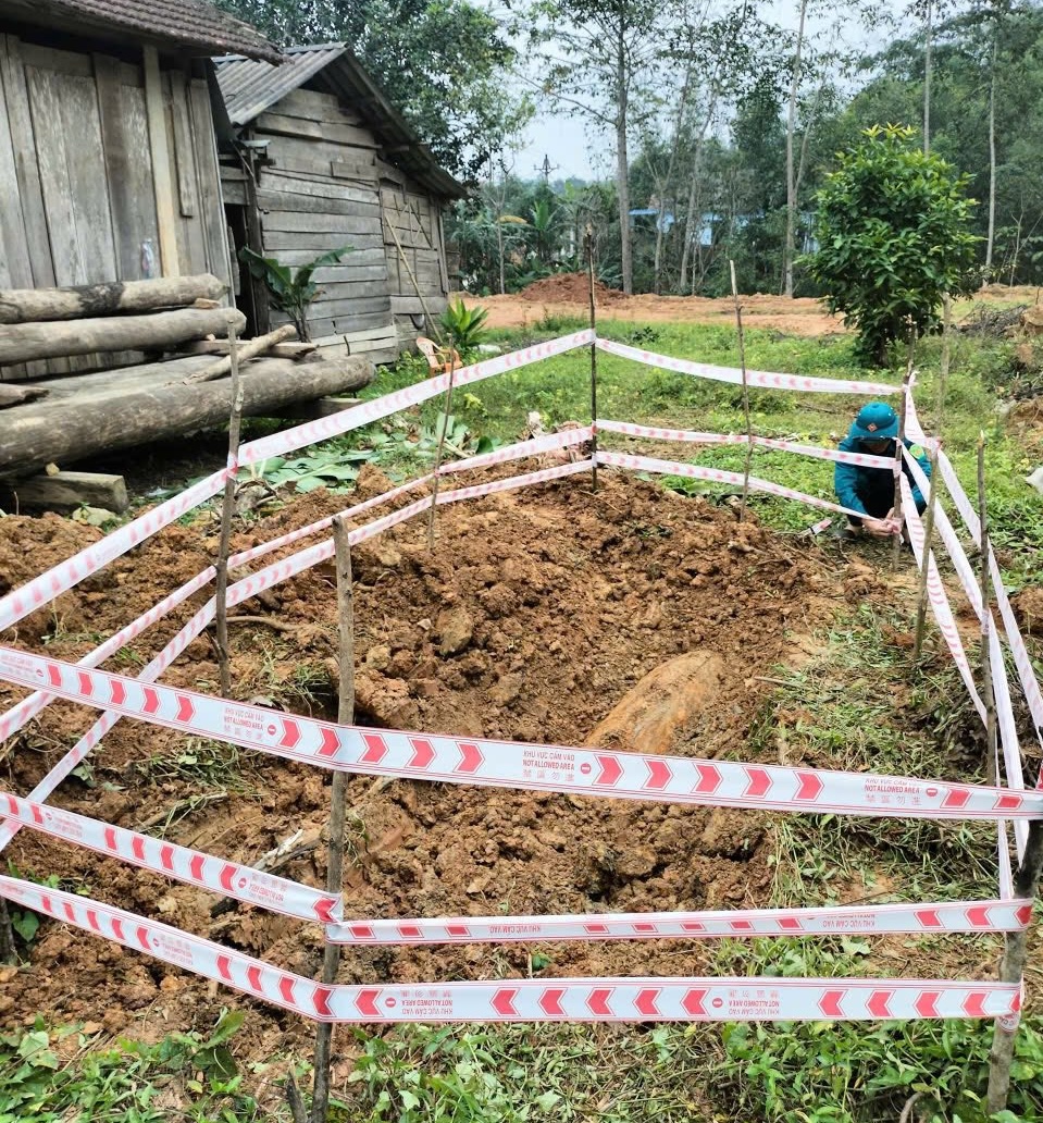 Vật thể "khổng lồ" nằm dưới nền nhà khiến cả thôn hoảng hốt - Ảnh 1.