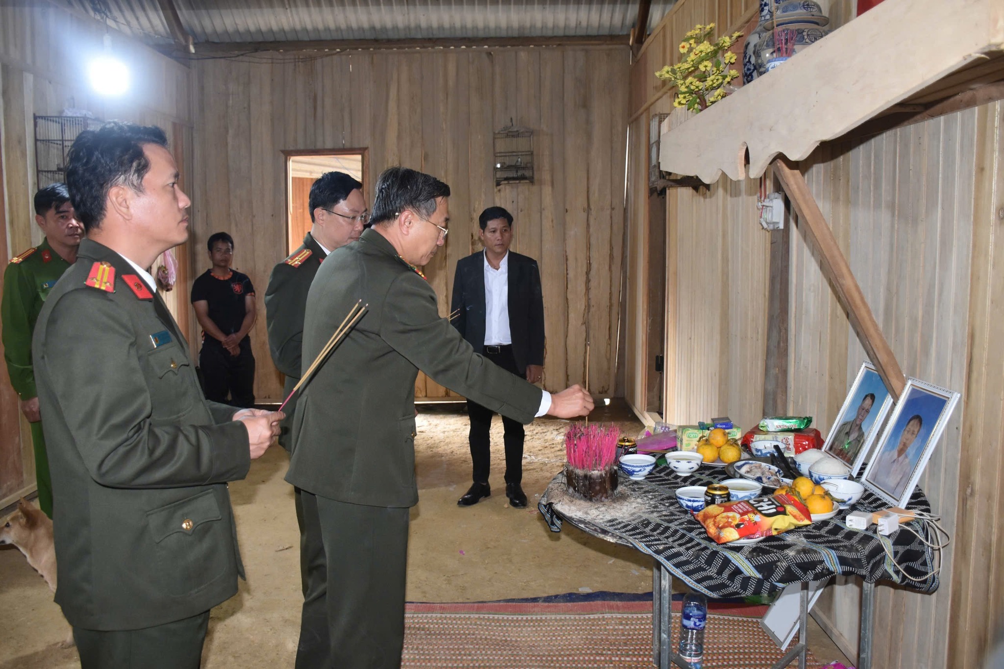 Lãnh đạo Công an Đà Nẵng thăm gia đình vợ chồng mất tích do sạt lở núi - Ảnh 1.