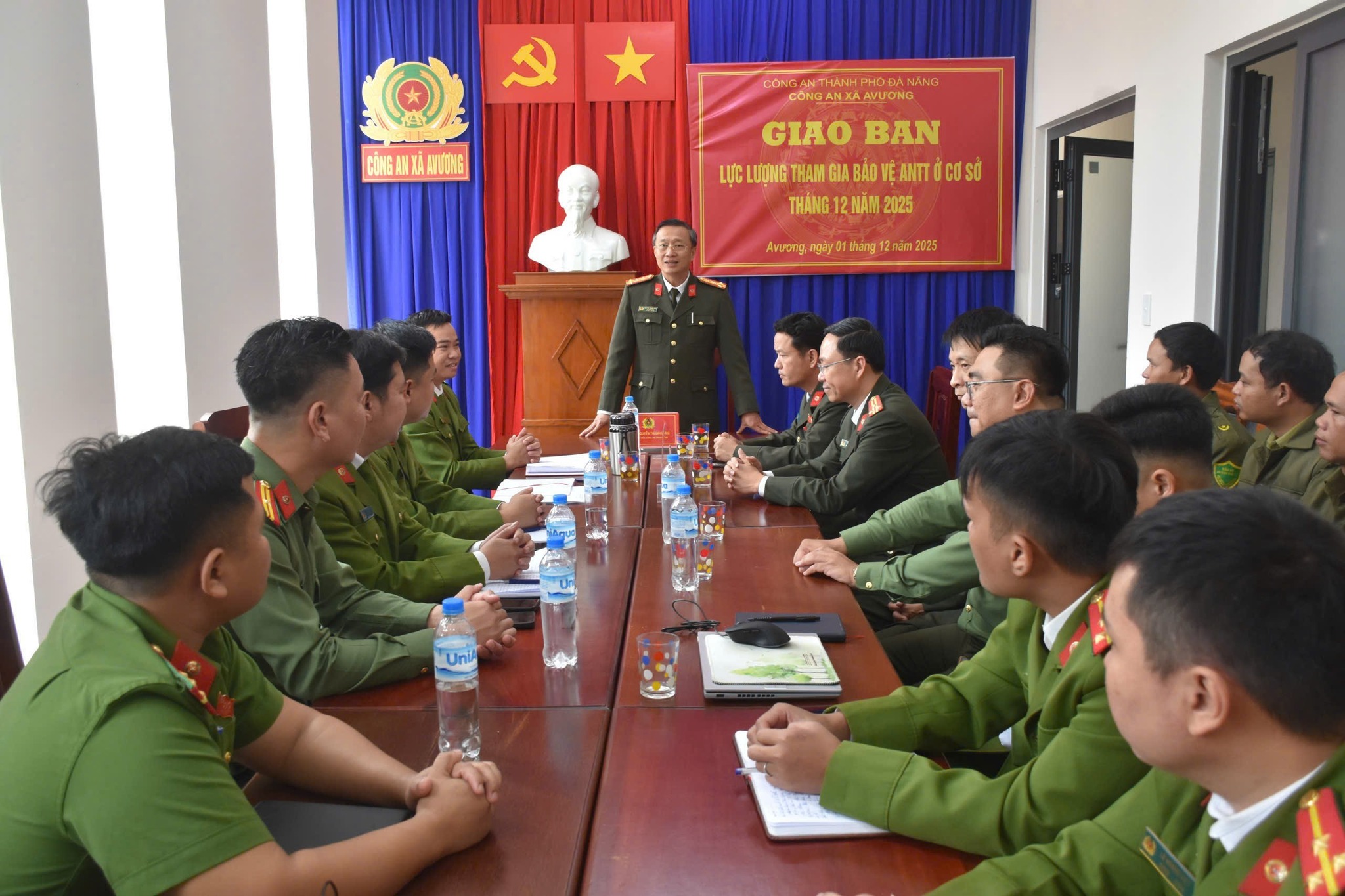 Lãnh đạo Công an Đà Nẵng thăm gia đình vợ chồng mất tích do sạt lở núi - Ảnh 3.