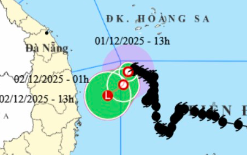 Áp thấp nhiệt đới tại biển Đông gây mưa lớn cho miền Trung - Ảnh 2.