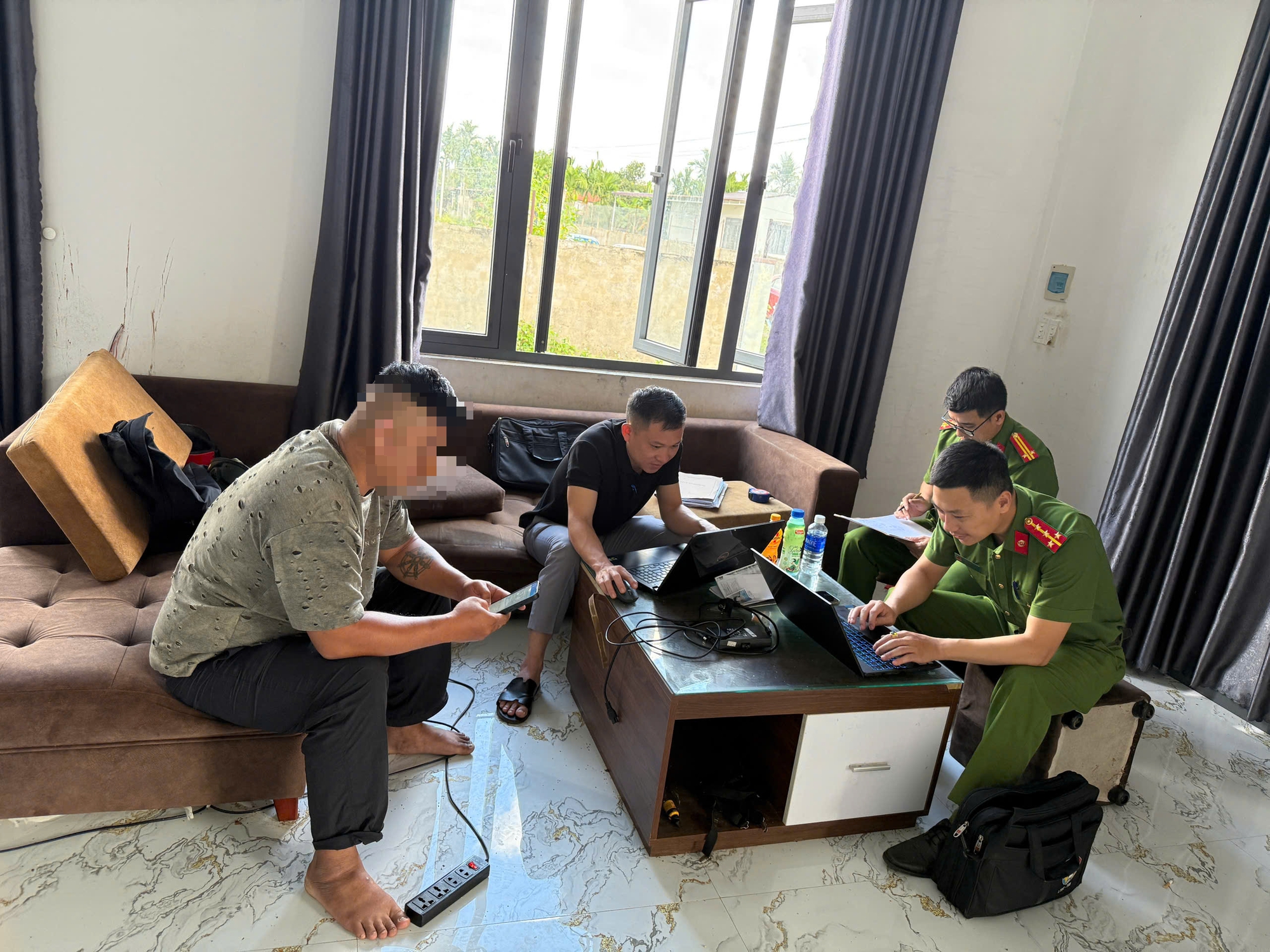 Công an triệu tập cha xích con trong phòng bẩn thỉu ở Đắk Lắk - Ảnh 1. Công an triệu tập cha xích con trong phòng bẩn thỉu ở Đắk Lắk - Ảnh 1.