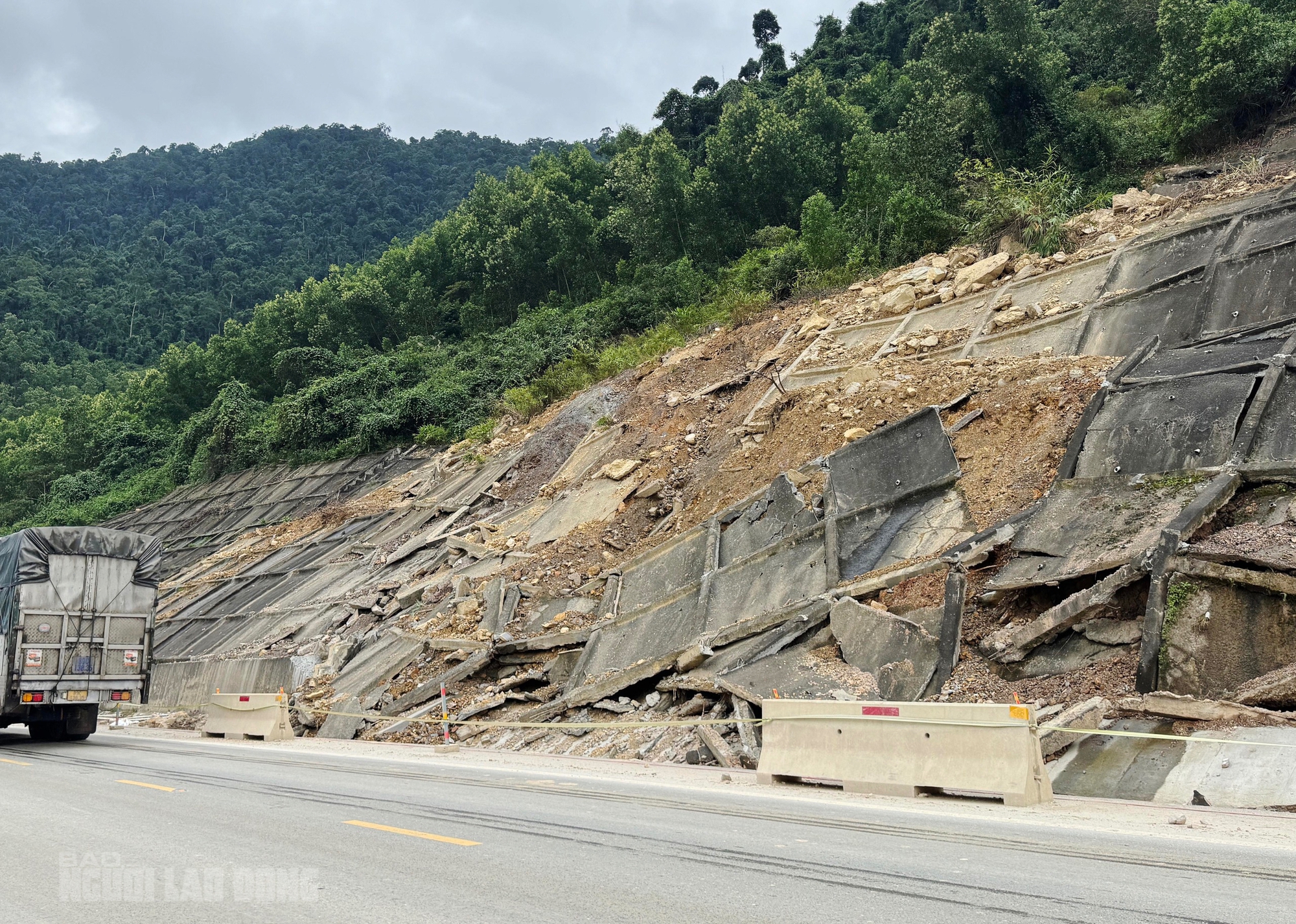 Sạt lở cao tốc La Sơn – Hòa Liên: Cận cảnh thiệt hại nghiêm trọng sau mưa bão - Ảnh 1.