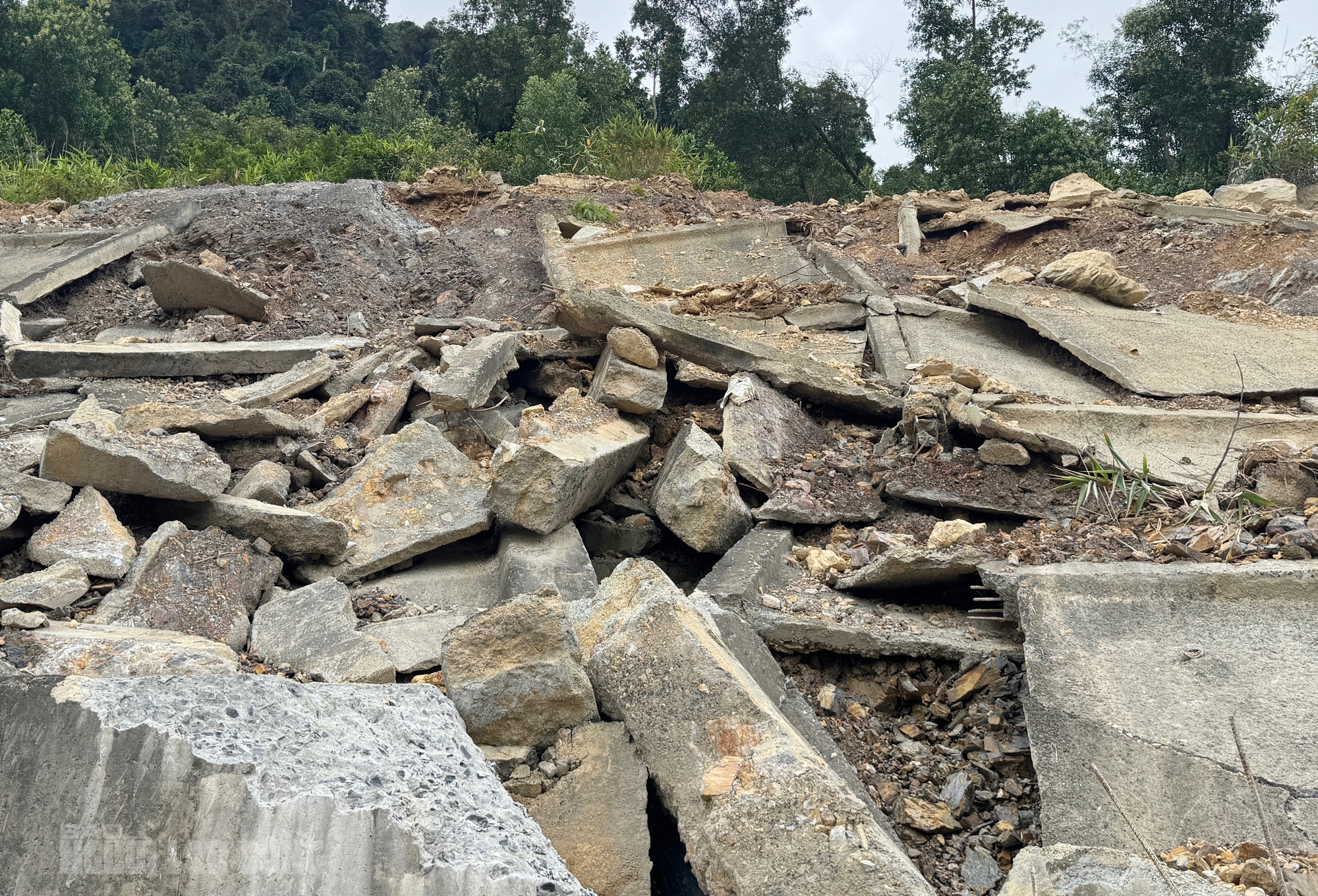 Sạt lở cao tốc La Sơn – Hòa Liên: Cận cảnh thiệt hại nghiêm trọng sau mưa bão - Ảnh 2.