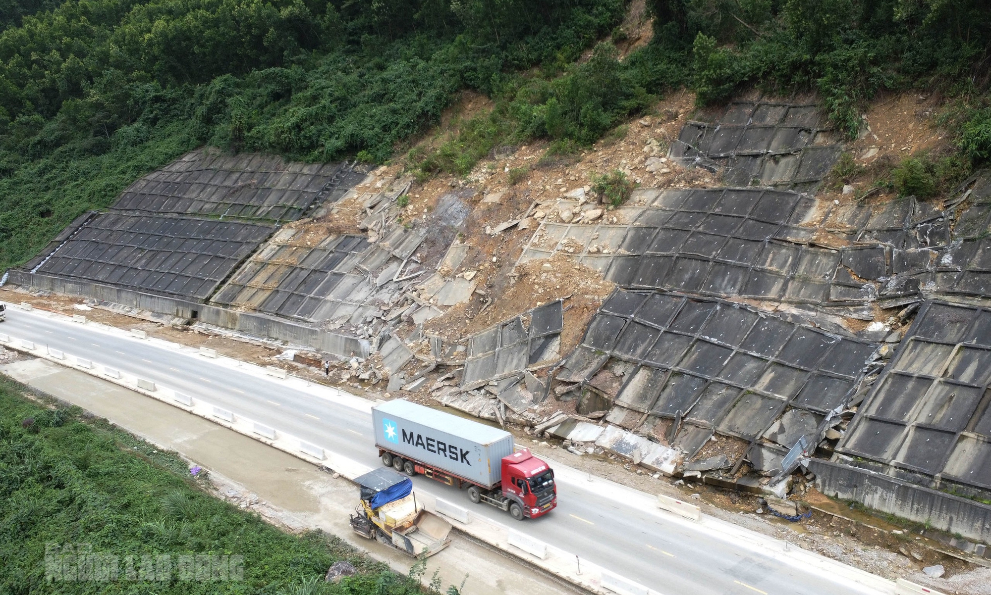 Sạt lở cao tốc La Sơn – Hòa Liên: Cận cảnh thiệt hại nghiêm trọng sau mưa bão - Ảnh 5.