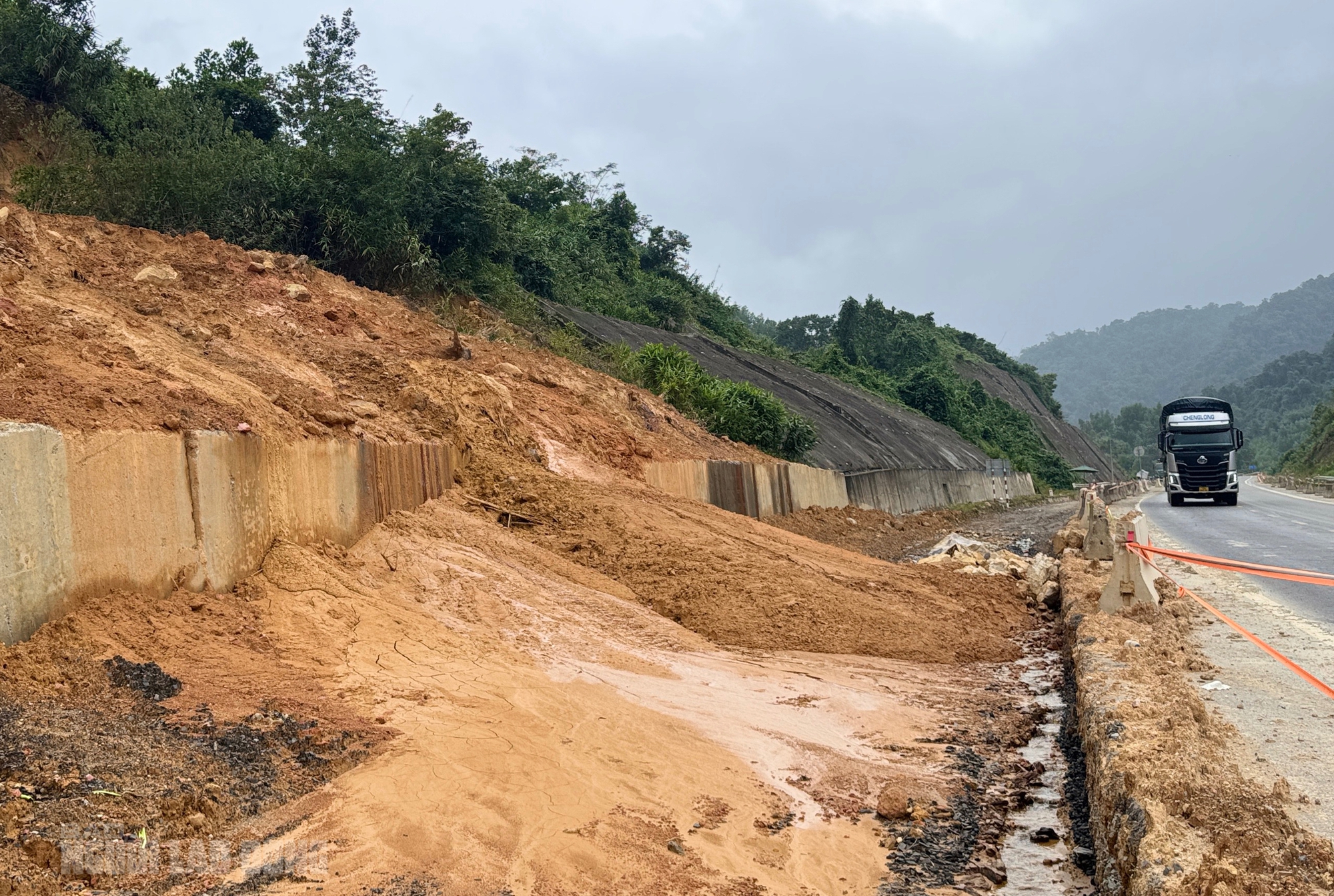 Sạt lở cao tốc La Sơn – Hòa Liên: Cận cảnh thiệt hại nghiêm trọng sau mưa bão - Ảnh 6.