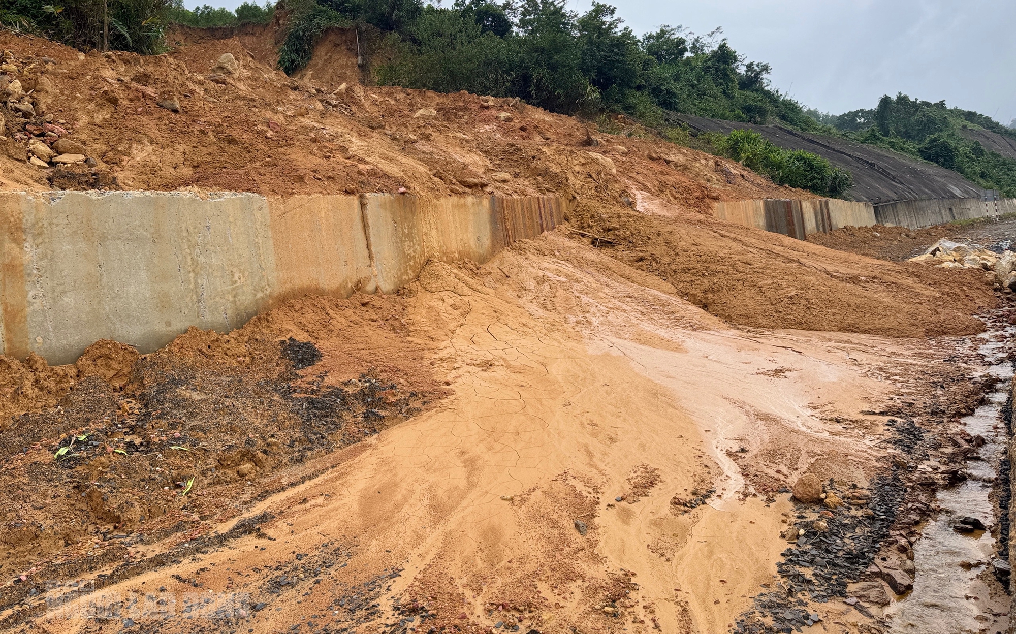 Sạt lở cao tốc La Sơn – Hòa Liên: Cận cảnh thiệt hại nghiêm trọng sau mưa bão - Ảnh 7.