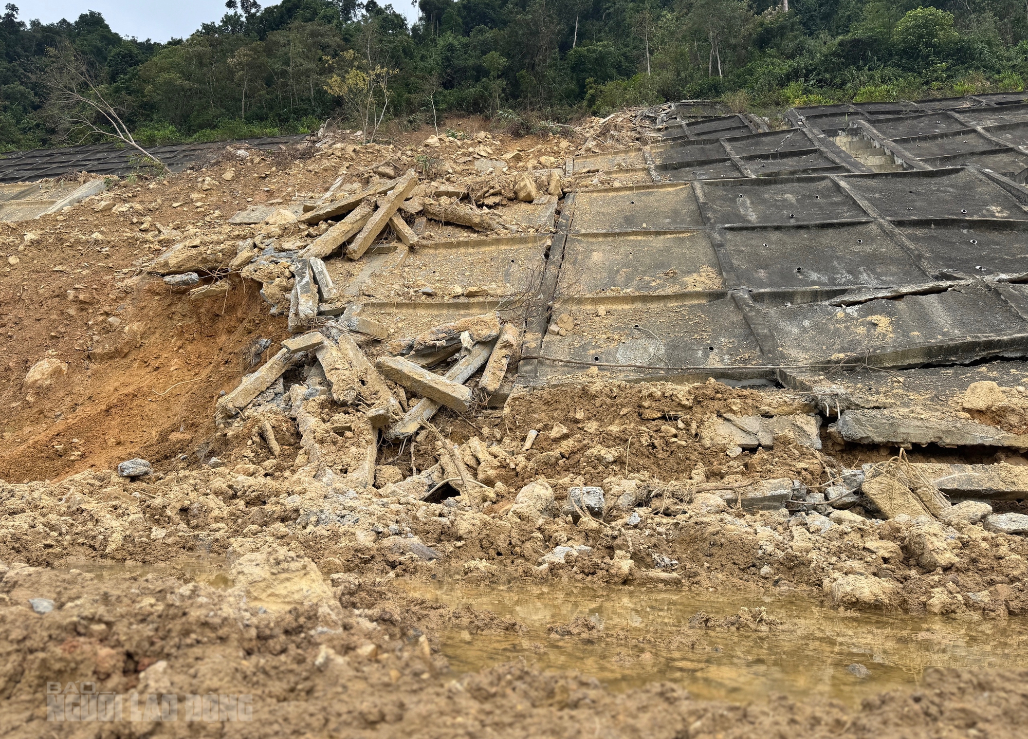 Sạt lở cao tốc La Sơn – Hòa Liên: Cận cảnh thiệt hại nghiêm trọng sau mưa bão - Ảnh 8.