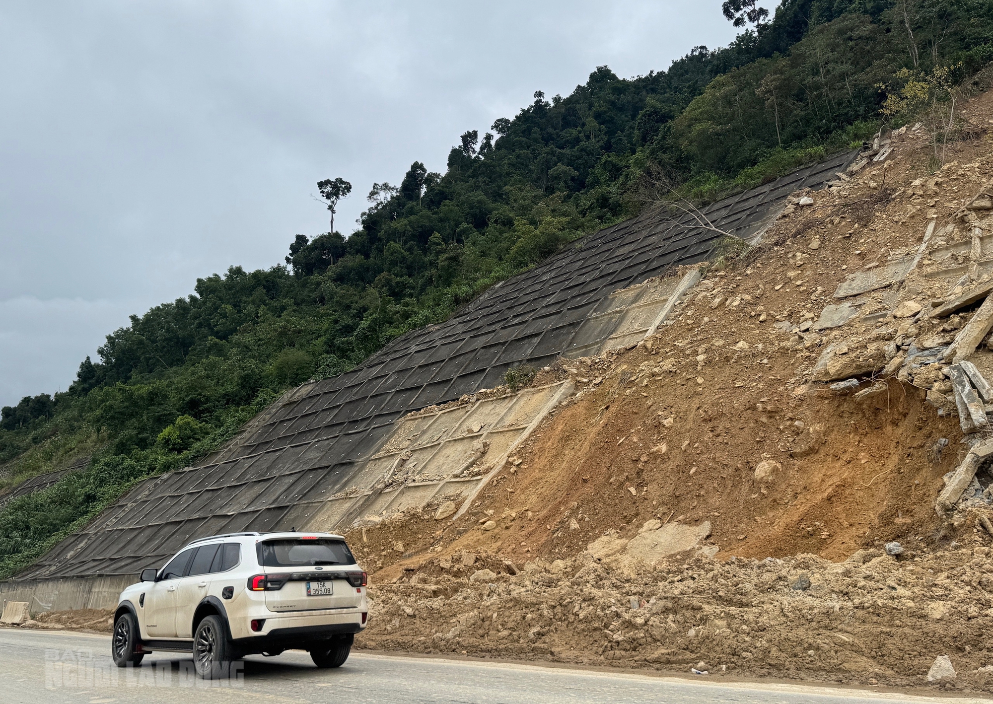 Sạt lở cao tốc La Sơn – Hòa Liên: Cận cảnh thiệt hại nghiêm trọng sau mưa bão - Ảnh 9.