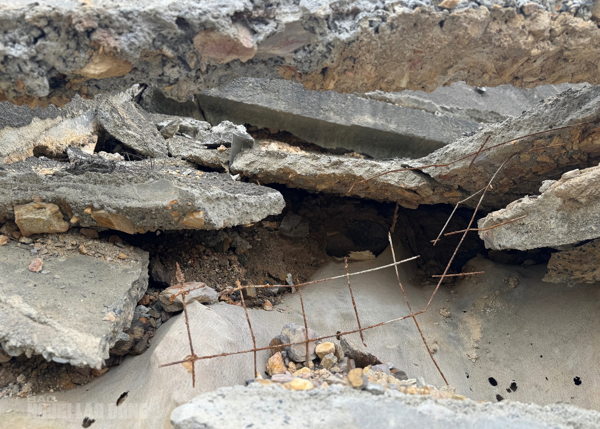 Sạt lở cao tốc La Sơn – Hòa Liên: Cận cảnh thiệt hại nghiêm trọng sau mưa bão - Ảnh 10.