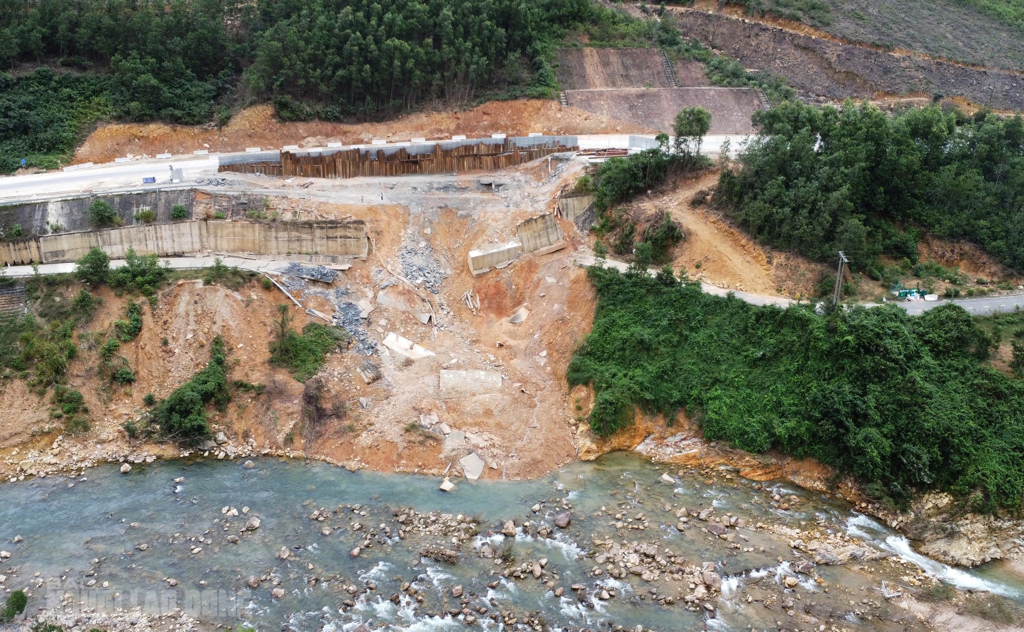 Sạt lở cao tốc La Sơn – Hòa Liên: Cận cảnh thiệt hại nghiêm trọng sau mưa bão - Ảnh 11.