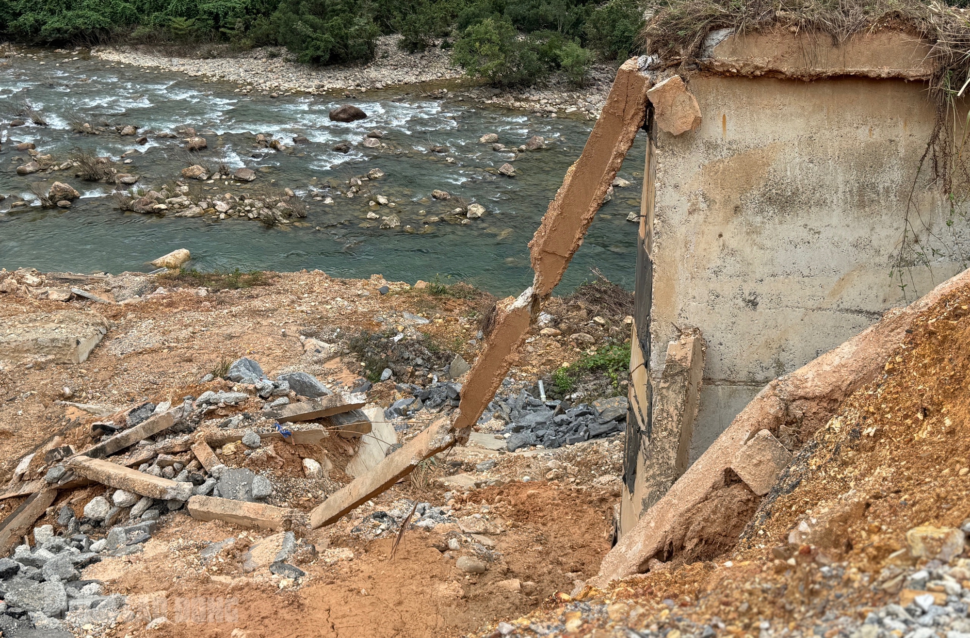 Sạt lở cao tốc La Sơn – Hòa Liên: Cận cảnh thiệt hại nghiêm trọng sau mưa bão - Ảnh 12.