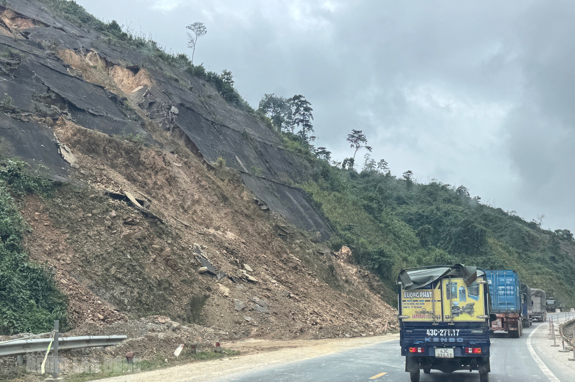 Sạt lở cao tốc La Sơn – Hòa Liên: Cận cảnh thiệt hại nghiêm trọng sau mưa bão - Ảnh 13.