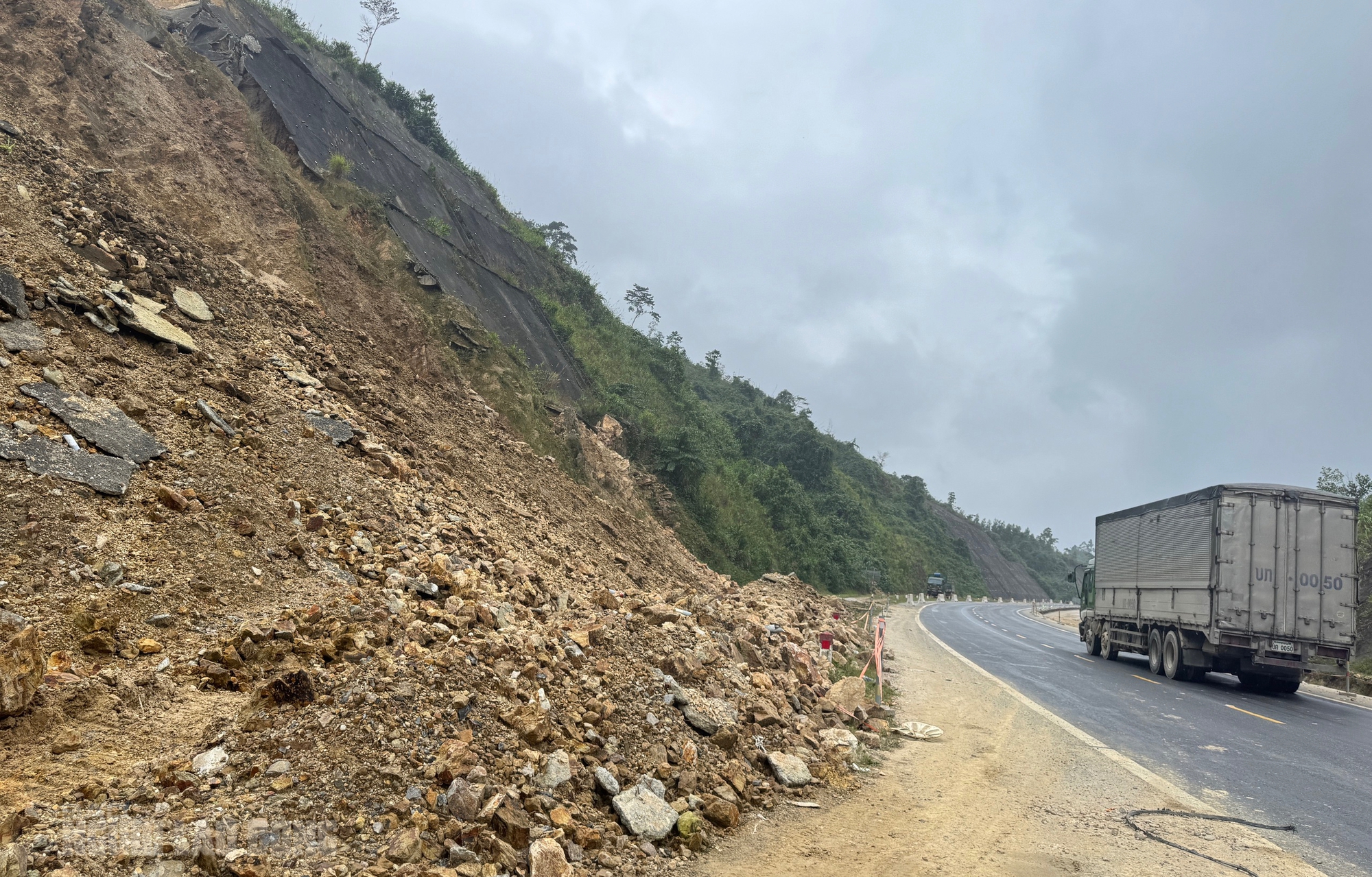 Sạt lở cao tốc La Sơn – Hòa Liên: Cận cảnh thiệt hại nghiêm trọng sau mưa bão - Ảnh 14.
