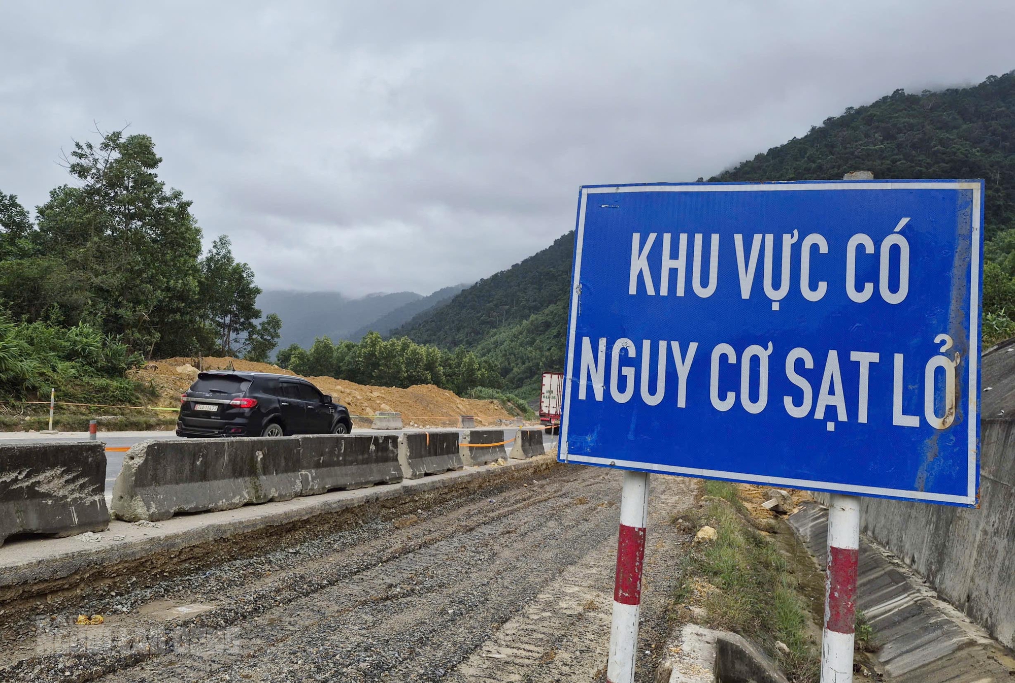 Sạt lở cao tốc La Sơn – Hòa Liên: Cận cảnh thiệt hại nghiêm trọng sau mưa bão - Ảnh 15.