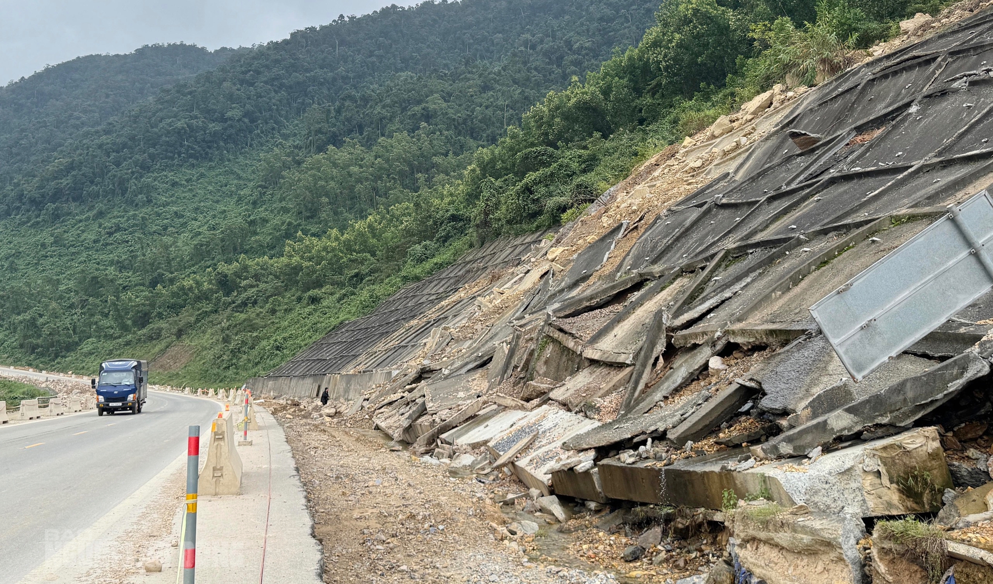 Sạt lở cao tốc La Sơn – Hòa Liên: Cận cảnh thiệt hại nghiêm trọng sau mưa bão - Ảnh 3.