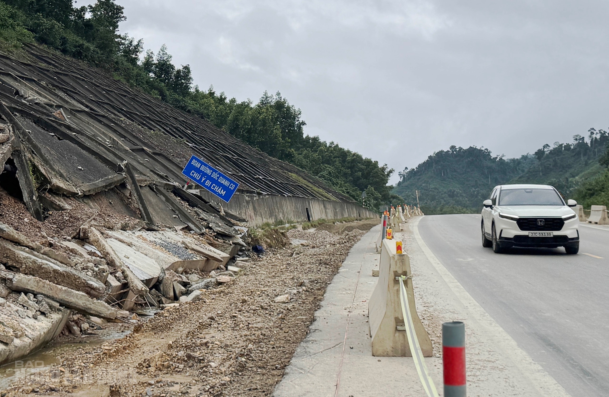 Sạt lở cao tốc La Sơn – Hòa Liên: Cận cảnh thiệt hại nghiêm trọng sau mưa bão - Ảnh 4.