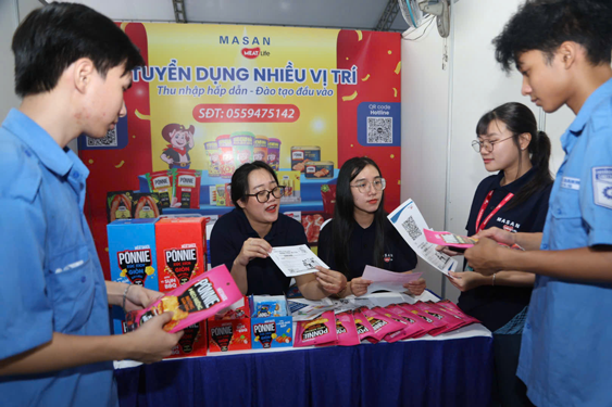 Bùng nổ tuyển dụng cuối năm - Ảnh 1.