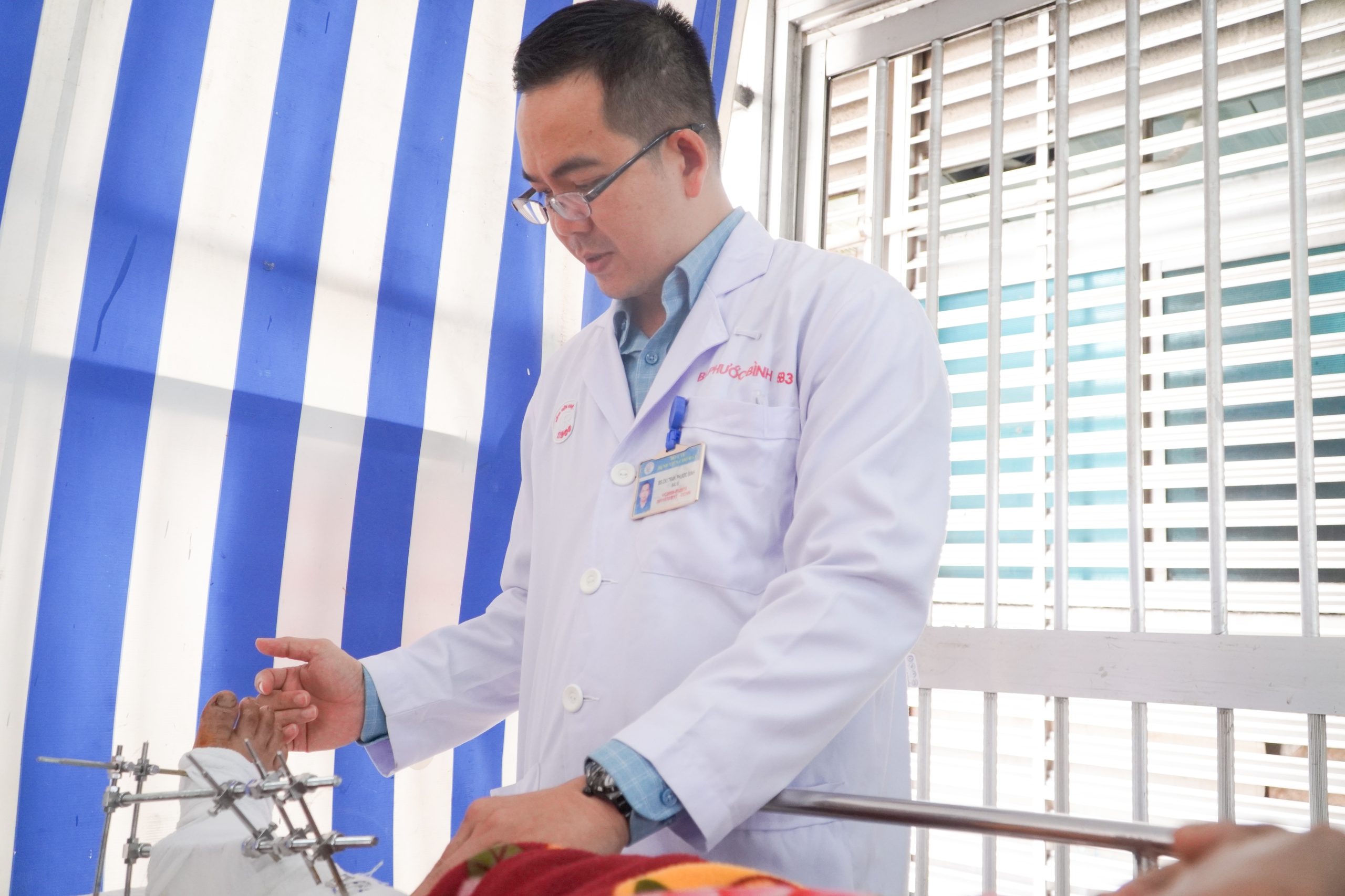 Bệnh viện Chợ Rẫy liên tiếp tiếp nhận ca đứt lìa chi do máy cắt cỏ - Ảnh 1.