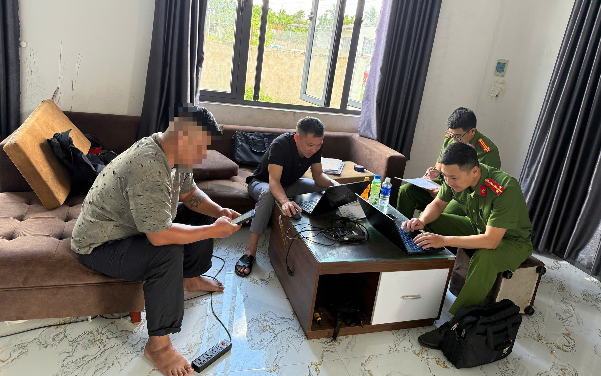 Vụ cha xích con gái gây phẫn nộ Tại Đắk Lắk: Hai cháu được giải cứu khỏi căn phòng bẩn thỉu - Ảnh 2.