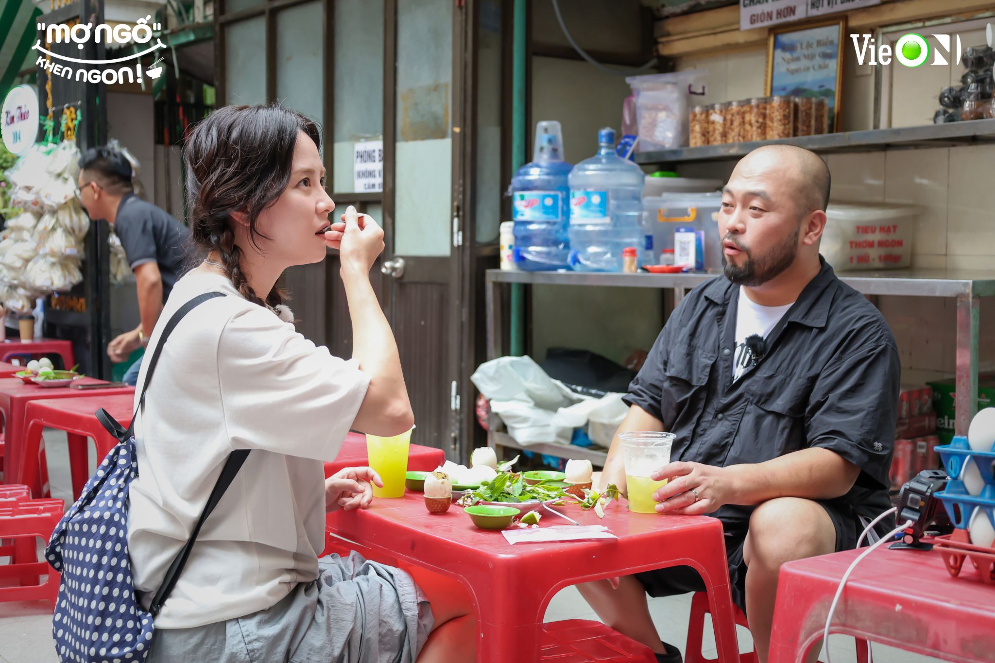 "Mợ ngố" Song Ji-hyo du hí TP HCM, sốc khi ăn trứng vịt lộn - Ảnh 1.